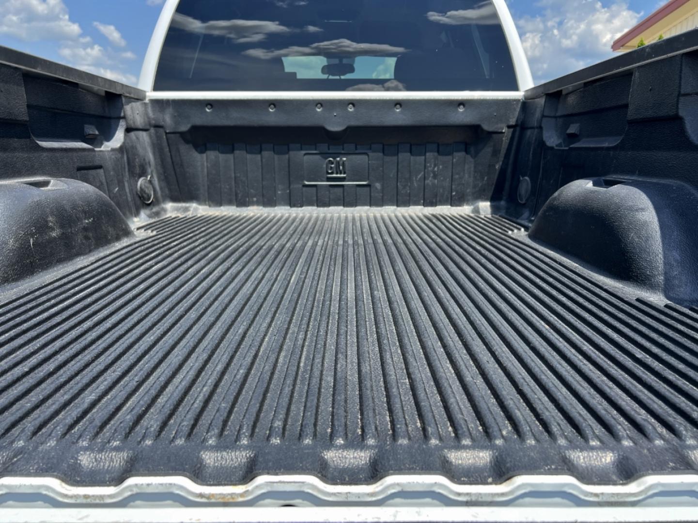 2013 WHITE /Black Cloth Chevrolet Silverado 2500HD LT Ext. Cab 4WD (1GC2KXCGXDZ) with an 6.0L V8 engine, Automatic transmission, located at 2990 Old Orchard Rd., Jackson, MO, 63755, 37.354214, -89.612106 - 2013 Chevrolet Silverado 2500HD LT Only 44xxx miles 4x4 6.0L V8 Automatic New Tires Power Driver Seat Cruise Power Windows/Locks/Mirrors We have financing available and we accept trades! Fill out a credit application on our website or come by today! If you have any questions, give us a cal - Photo#20