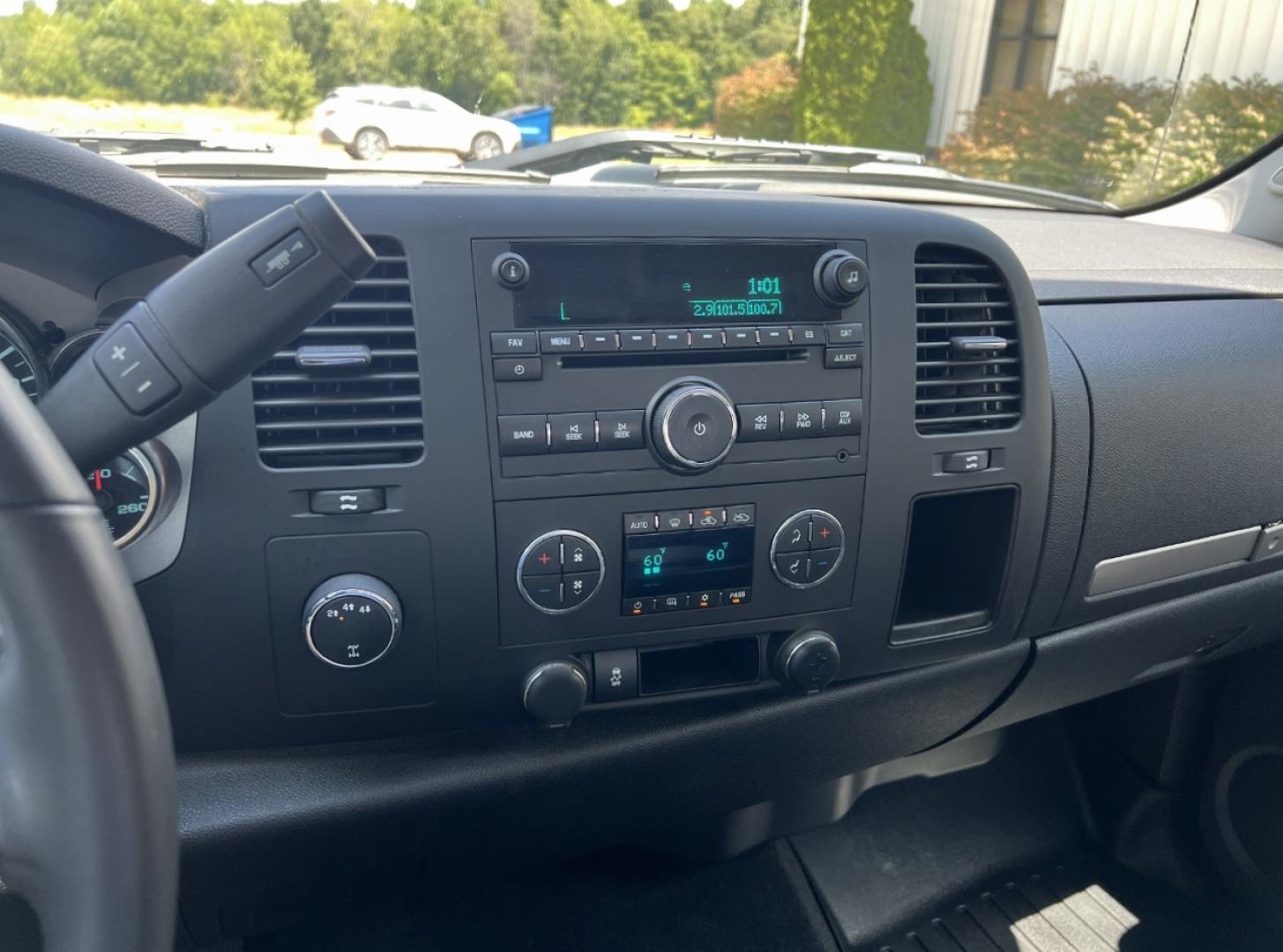 2013 WHITE /Black Cloth Chevrolet Silverado 2500HD LT Ext. Cab 4WD (1GC2KXCGXDZ) with an 6.0L V8 engine, Automatic transmission, located at 2990 Old Orchard Rd., Jackson, MO, 63755, 37.354214, -89.612106 - 2013 Chevrolet Silverado 2500HD LT Only 44xxx miles 4x4 6.0L V8 Automatic New Tires Power Driver Seat Cruise Power Windows/Locks/Mirrors We have financing available and we accept trades! Fill out a credit application on our website or come by today! If you have any questions, give us a cal - Photo#24