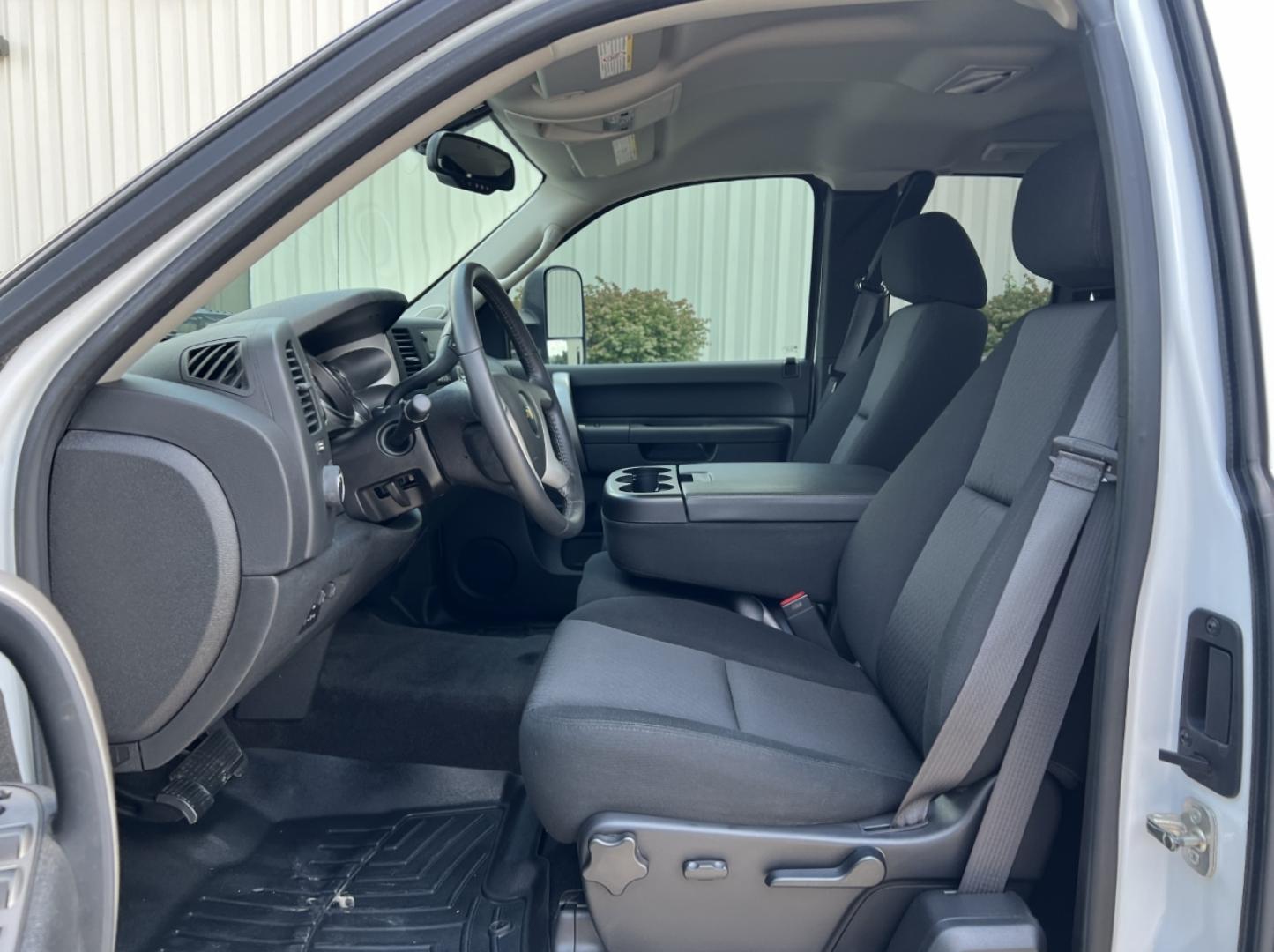 2013 WHITE /Black Cloth Chevrolet Silverado 2500HD LT Ext. Cab 4WD (1GC2KXCGXDZ) with an 6.0L V8 engine, Automatic transmission, located at 2990 Old Orchard Rd., Jackson, MO, 63755, 37.354214, -89.612106 - 2013 Chevrolet Silverado 2500HD LT Only 44xxx miles 4x4 6.0L V8 Automatic New Tires Power Driver Seat Cruise Power Windows/Locks/Mirrors We have financing available and we accept trades! Fill out a credit application on our website or come by today! If you have any questions, give us a cal - Photo#12