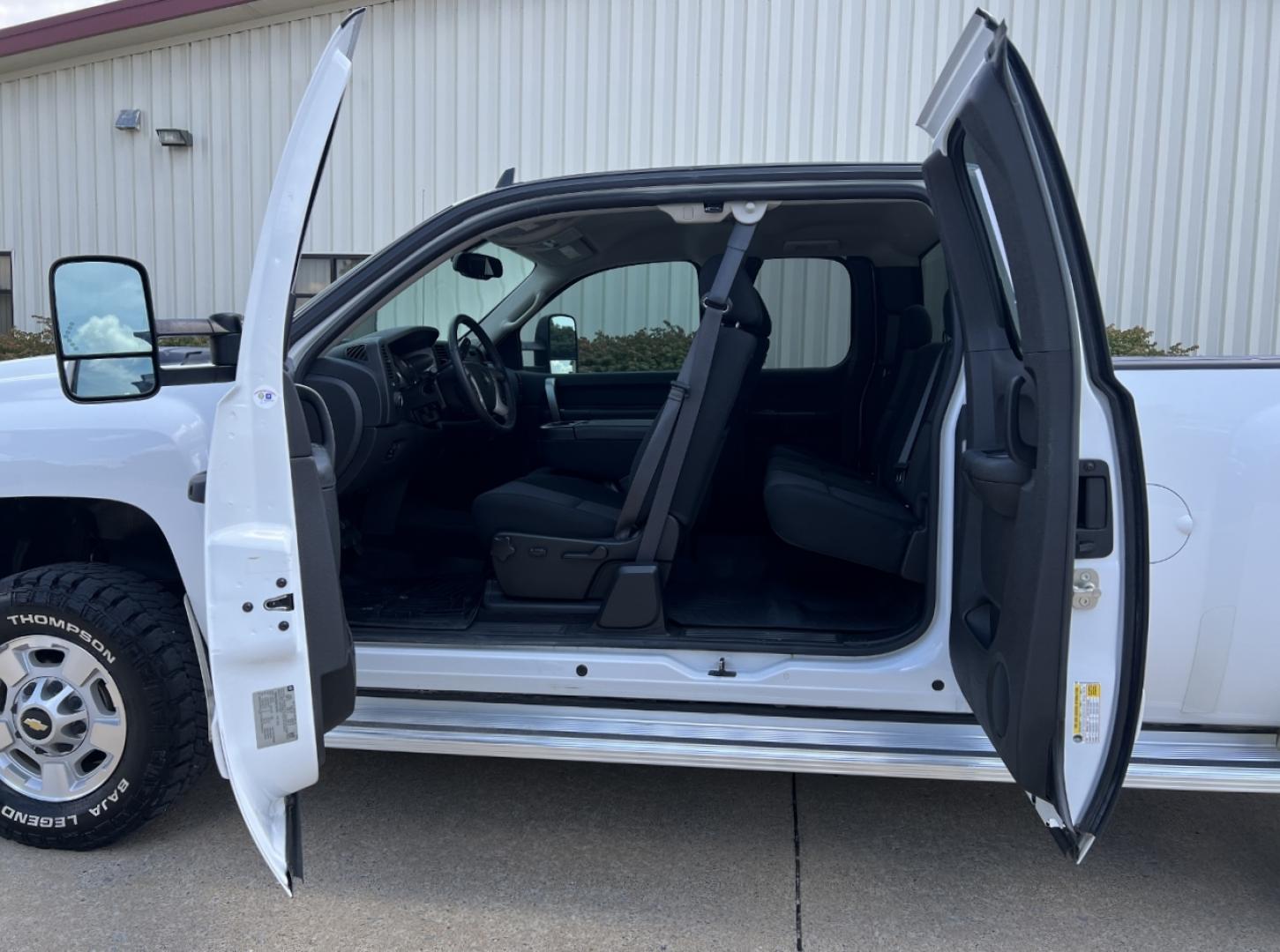 2013 WHITE /Black Cloth Chevrolet Silverado 2500HD LT Ext. Cab 4WD (1GC2KXCGXDZ) with an 6.0L V8 engine, Automatic transmission, located at 2990 Old Orchard Rd., Jackson, MO, 63755, 37.354214, -89.612106 - 2013 Chevrolet Silverado 2500HD LT Only 44xxx miles 4x4 6.0L V8 Automatic New Tires Power Driver Seat Cruise Power Windows/Locks/Mirrors We have financing available and we accept trades! Fill out a credit application on our website or come by today! If you have any questions, give us a cal - Photo#16