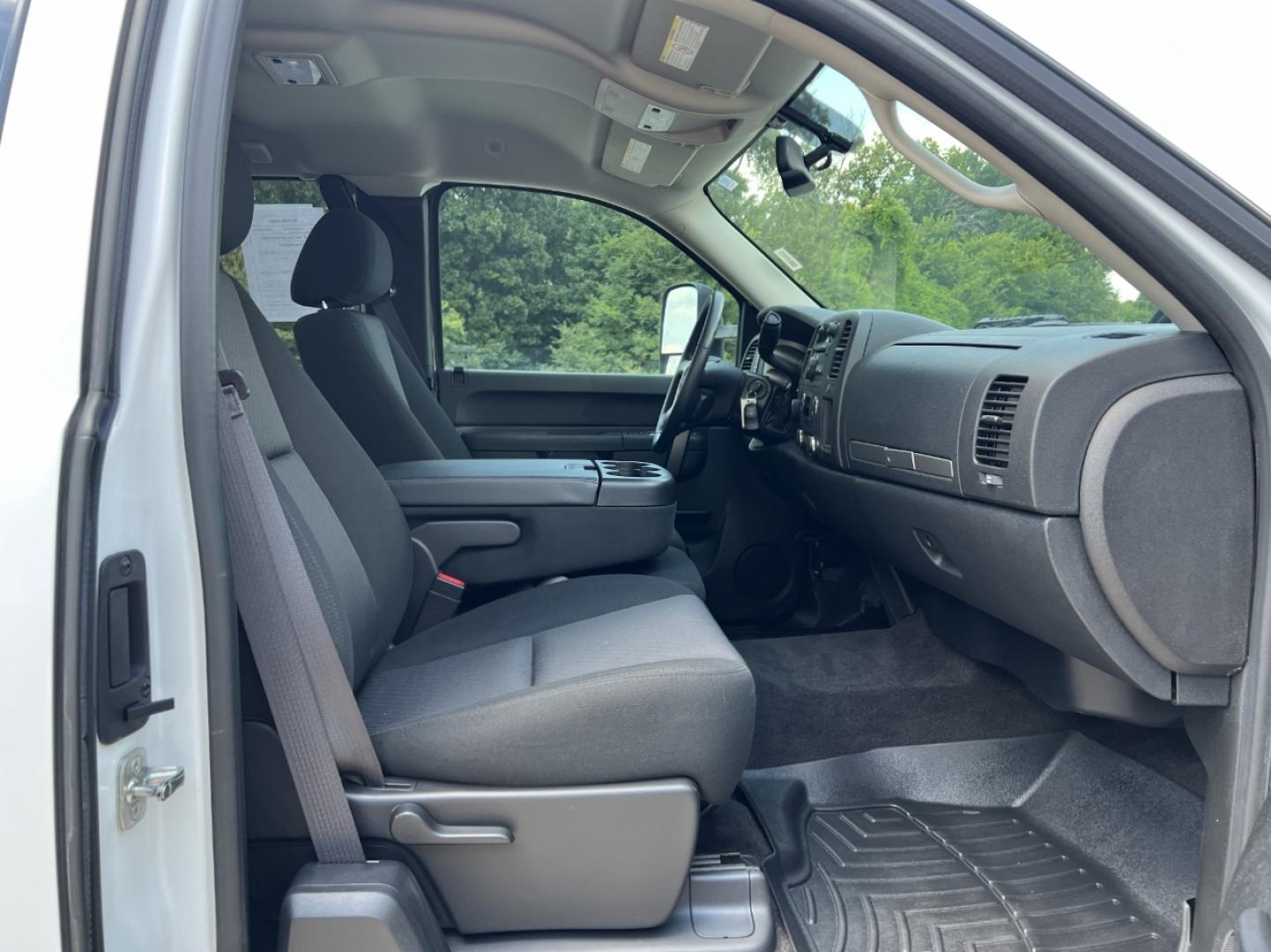 2013 WHITE /Black Cloth Chevrolet Silverado 2500HD LT Ext. Cab 4WD (1GC2KXCGXDZ) with an 6.0L V8 engine, Automatic transmission, located at 2990 Old Orchard Rd., Jackson, MO, 63755, 37.354214, -89.612106 - 2013 Chevrolet Silverado 2500HD LT Only 44xxx miles 4x4 6.0L V8 Automatic New Tires Power Driver Seat Cruise Power Windows/Locks/Mirrors We have financing available and we accept trades! Fill out a credit application on our website or come by today! If you have any questions, give us a cal - Photo#14