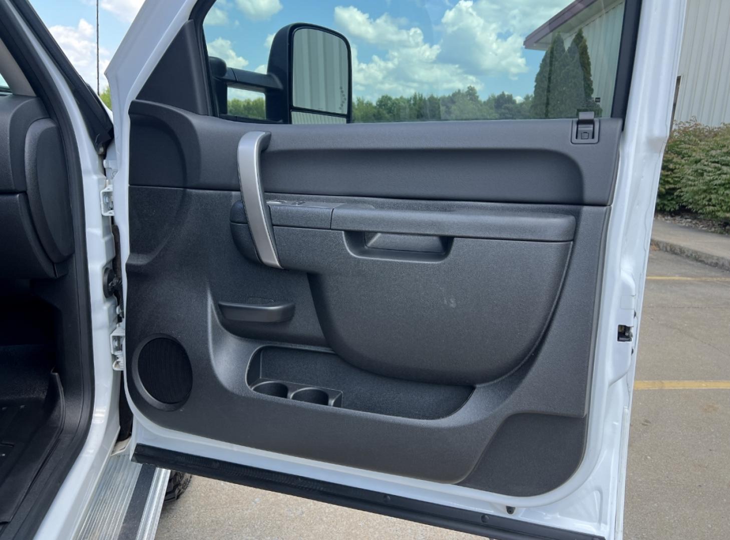 2013 WHITE /Black Cloth Chevrolet Silverado 2500HD LT Ext. Cab 4WD (1GC2KXCGXDZ) with an 6.0L V8 engine, Automatic transmission, located at 2990 Old Orchard Rd., Jackson, MO, 63755, 37.354214, -89.612106 - 2013 Chevrolet Silverado 2500HD LT Only 44xxx miles 4x4 6.0L V8 Automatic New Tires Power Driver Seat Cruise Power Windows/Locks/Mirrors We have financing available and we accept trades! Fill out a credit application on our website or come by today! If you have any questions, give us a cal - Photo#13