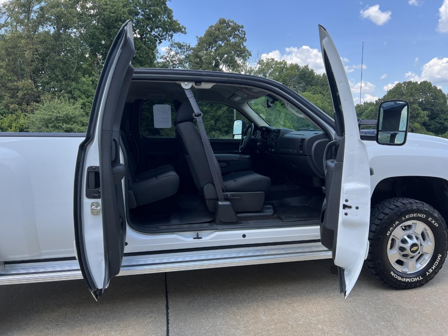 2013 WHITE /Black Cloth Chevrolet Silverado 2500HD LT Ext. Cab 4WD (1GC2KXCGXDZ) with an 6.0L V8 engine, Automatic transmission, located at 2990 Old Orchard Rd., Jackson, MO, 63755, 37.354214, -89.612106 - 2013 Chevrolet Silverado 2500HD LT Only 44xxx miles 4x4 6.0L V8 Automatic New Tires Power Driver Seat Cruise Power Windows/Locks/Mirrors We have financing available and we accept trades! Fill out a credit application on our website or come by today! If you have any questions, give us a cal - Photo#17