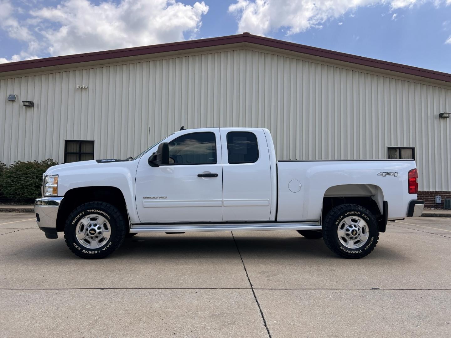 2013 WHITE /Black Cloth Chevrolet Silverado 2500HD LT Ext. Cab 4WD (1GC2KXCGXDZ) with an 6.0L V8 engine, Automatic transmission, located at 2990 Old Orchard Rd., Jackson, MO, 63755, 37.354214, -89.612106 - 2013 Chevrolet Silverado 2500HD LT Only 44xxx miles 4x4 6.0L V8 Automatic New Tires Power Driver Seat Cruise Power Windows/Locks/Mirrors We have financing available and we accept trades! Fill out a credit application on our website or come by today! If you have any questions, give us a cal - Photo#5