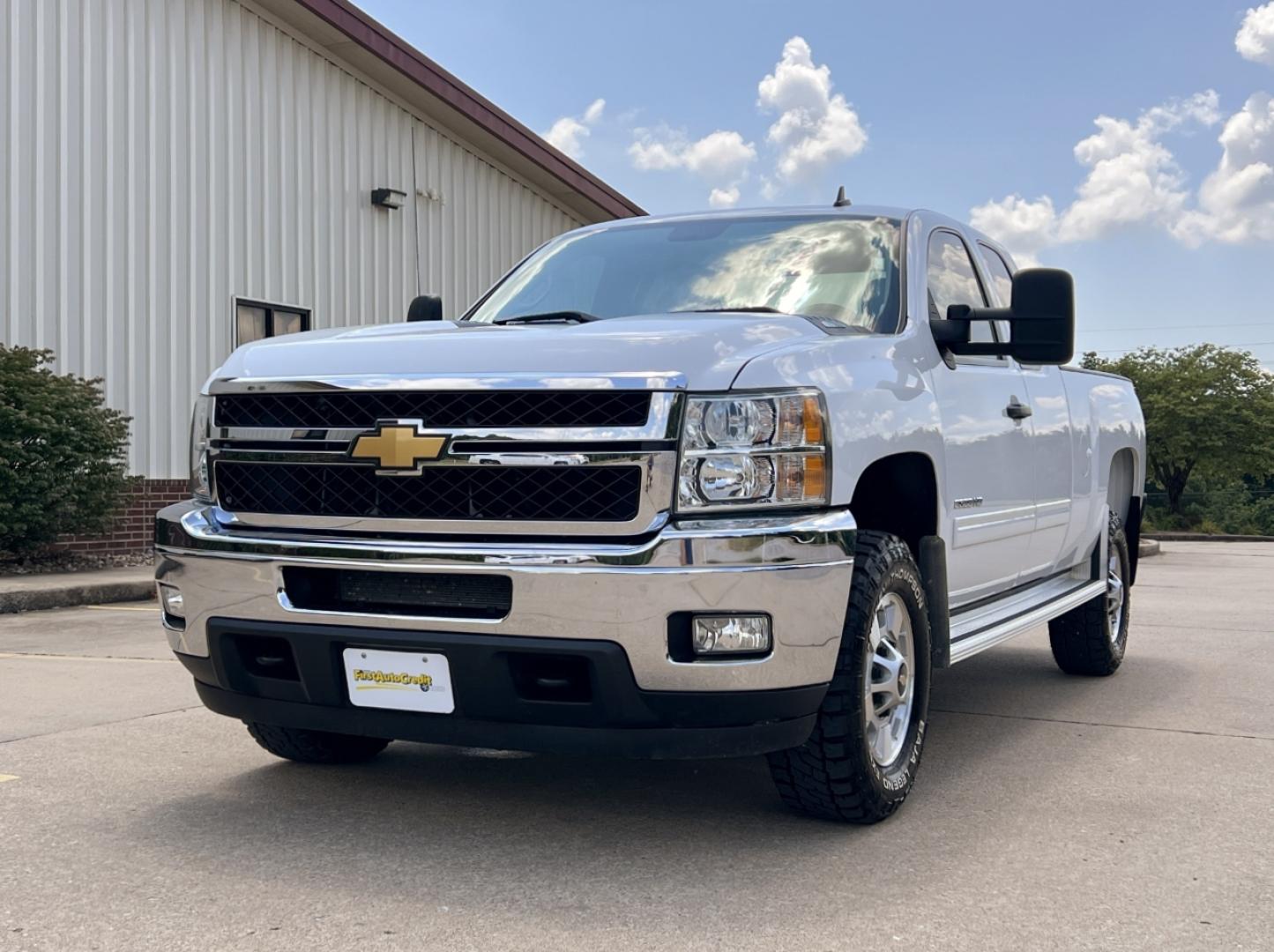2013 WHITE /Black Cloth Chevrolet Silverado 2500HD LT Ext. Cab 4WD (1GC2KXCGXDZ) with an 6.0L V8 engine, Automatic transmission, located at 2990 Old Orchard Rd., Jackson, MO, 63755, 37.354214, -89.612106 - 2013 Chevrolet Silverado 2500HD LT Only 44xxx miles 4x4 6.0L V8 Automatic New Tires Power Driver Seat Cruise Power Windows/Locks/Mirrors We have financing available and we accept trades! Fill out a credit application on our website or come by today! If you have any questions, give us a cal - Photo#4