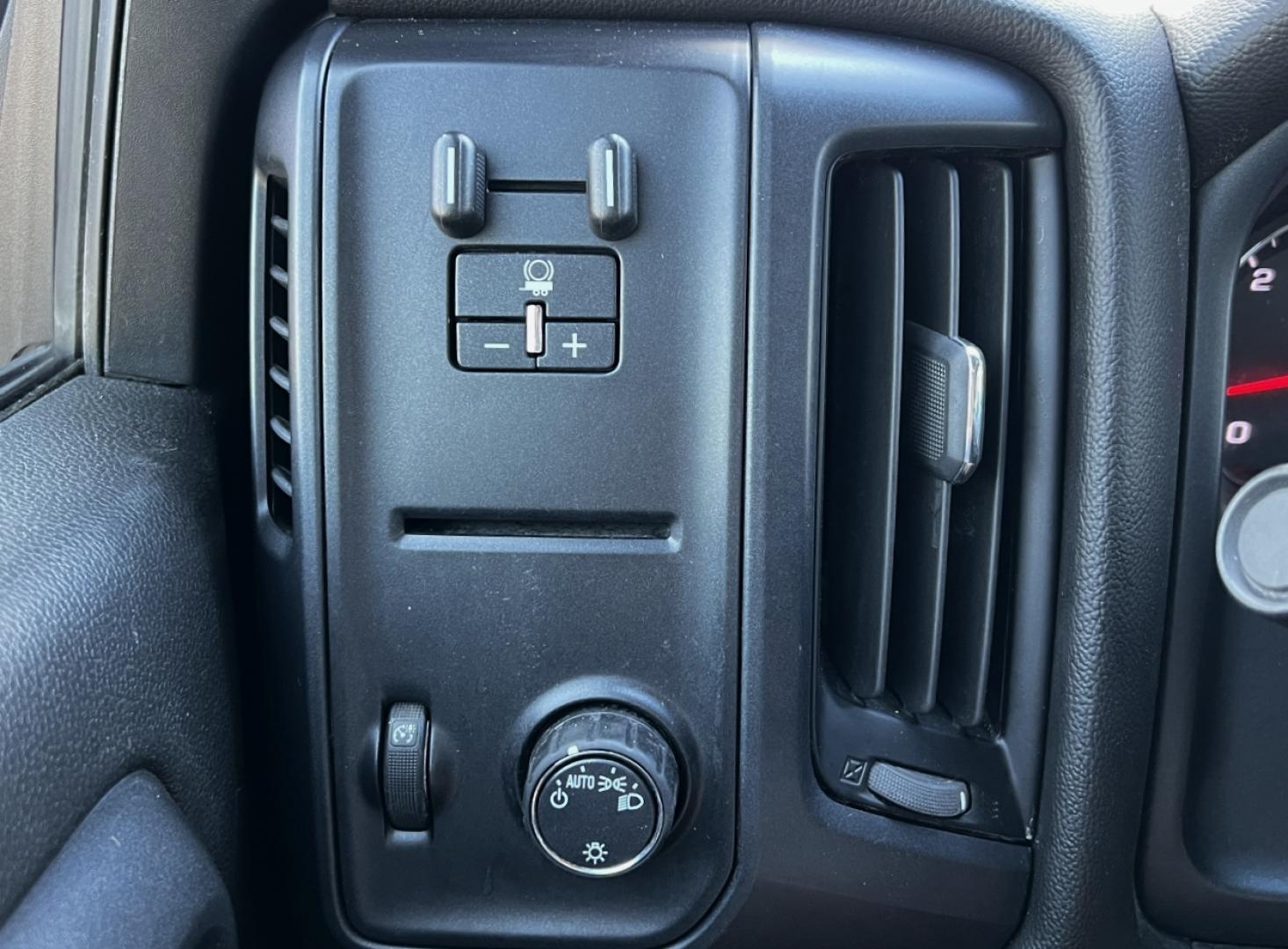 2018 WHITE /Gray Cloth Chevrolet Silverado 1500 Custom Crew Cab 4WD (3GCUKPEC4JG) with an 5.3L V8 engine, Automatic transmission, located at 506 S. Kingshighway, Cape Girardeau, MO, 63703, (573) 235-5000, 37.294991, -89.553635 - 2018 Chevrolet Silverado 1500 Custom 1-Owner 137xxx miles 4x4 5.3L V8 Automatic Backup Camera Bluetooth Cruise Power Windows/Locks/Mirrors We have financing available and we accept trades! Fill out a credit application on our website or come by today! If you have any questions, give us a - Photo#25