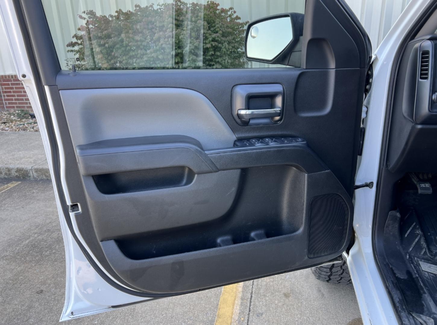 2018 WHITE /Gray Cloth Chevrolet Silverado 1500 Custom Crew Cab 4WD (3GCUKPEC4JG) with an 5.3L V8 engine, Automatic transmission, located at 506 S. Kingshighway, Cape Girardeau, MO, 63703, (573) 235-5000, 37.294991, -89.553635 - 2018 Chevrolet Silverado 1500 Custom 1-Owner 137xxx miles 4x4 5.3L V8 Automatic Backup Camera Bluetooth Cruise Power Windows/Locks/Mirrors We have financing available and we accept trades! Fill out a credit application on our website or come by today! If you have any questions, give us a - Photo#11