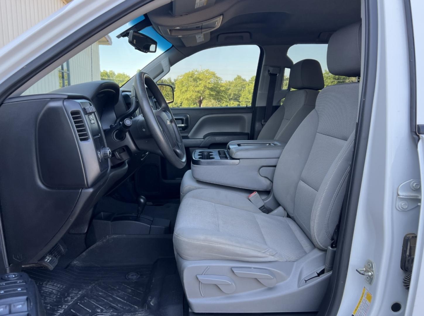 2018 WHITE /Gray Cloth Chevrolet Silverado 1500 Custom Crew Cab 4WD (3GCUKPEC4JG) with an 5.3L V8 engine, Automatic transmission, located at 506 S. Kingshighway, Cape Girardeau, MO, 63703, (573) 235-5000, 37.294991, -89.553635 - 2018 Chevrolet Silverado 1500 Custom 1-Owner 137xxx miles 4x4 5.3L V8 Automatic Backup Camera Bluetooth Cruise Power Windows/Locks/Mirrors We have financing available and we accept trades! Fill out a credit application on our website or come by today! If you have any questions, give us a - Photo#12
