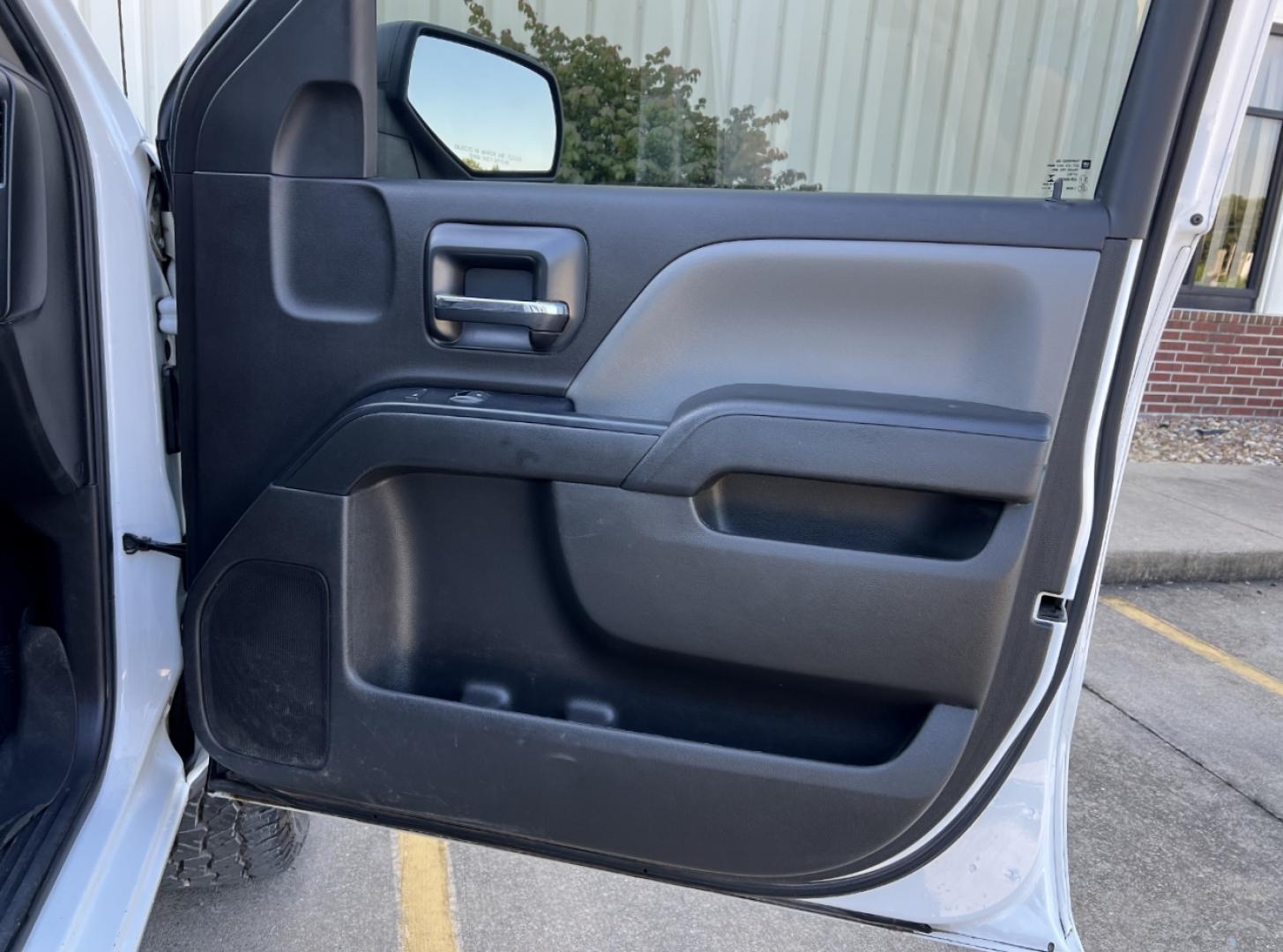 2018 WHITE /Gray Cloth Chevrolet Silverado 1500 Custom Crew Cab 4WD (3GCUKPEC4JG) with an 5.3L V8 engine, Automatic transmission, located at 506 S. Kingshighway, Cape Girardeau, MO, 63703, (573) 235-5000, 37.294991, -89.553635 - 2018 Chevrolet Silverado 1500 Custom 1-Owner 137xxx miles 4x4 5.3L V8 Automatic Backup Camera Bluetooth Cruise Power Windows/Locks/Mirrors We have financing available and we accept trades! Fill out a credit application on our website or come by today! If you have any questions, give us a - Photo#13