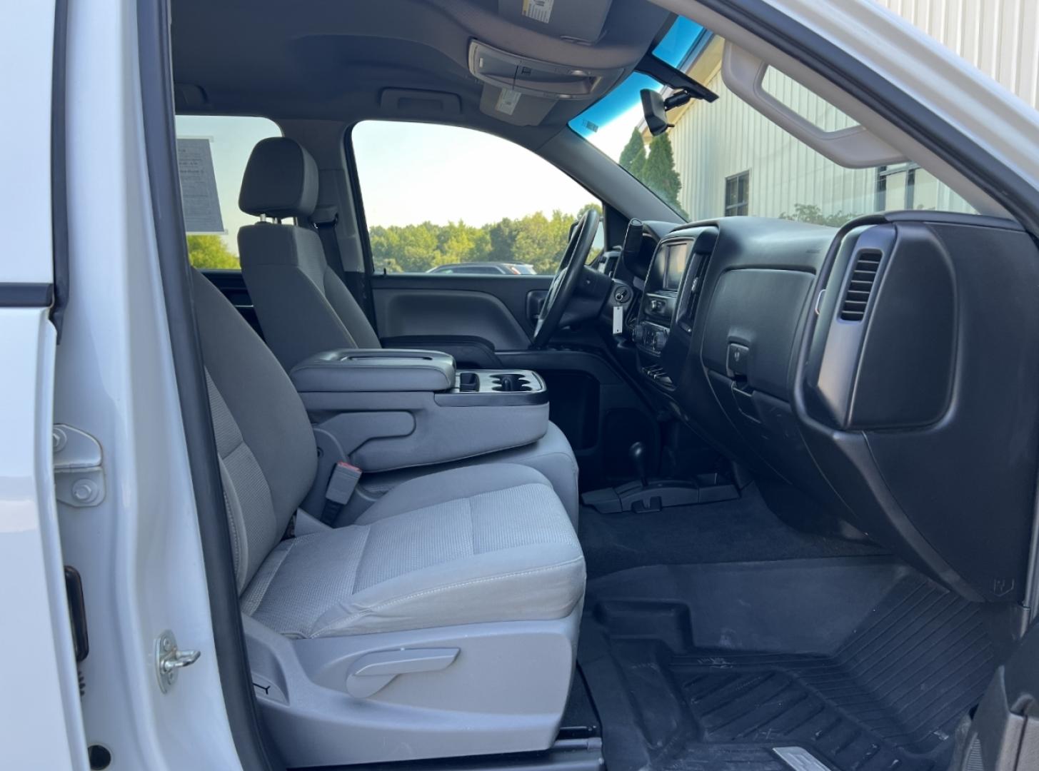 2018 WHITE /Gray Cloth Chevrolet Silverado 1500 Custom Crew Cab 4WD (3GCUKPEC4JG) with an 5.3L V8 engine, Automatic transmission, located at 506 S. Kingshighway, Cape Girardeau, MO, 63703, (573) 235-5000, 37.294991, -89.553635 - 2018 Chevrolet Silverado 1500 Custom 1-Owner 137xxx miles 4x4 5.3L V8 Automatic Backup Camera Bluetooth Cruise Power Windows/Locks/Mirrors We have financing available and we accept trades! Fill out a credit application on our website or come by today! If you have any questions, give us a - Photo#14