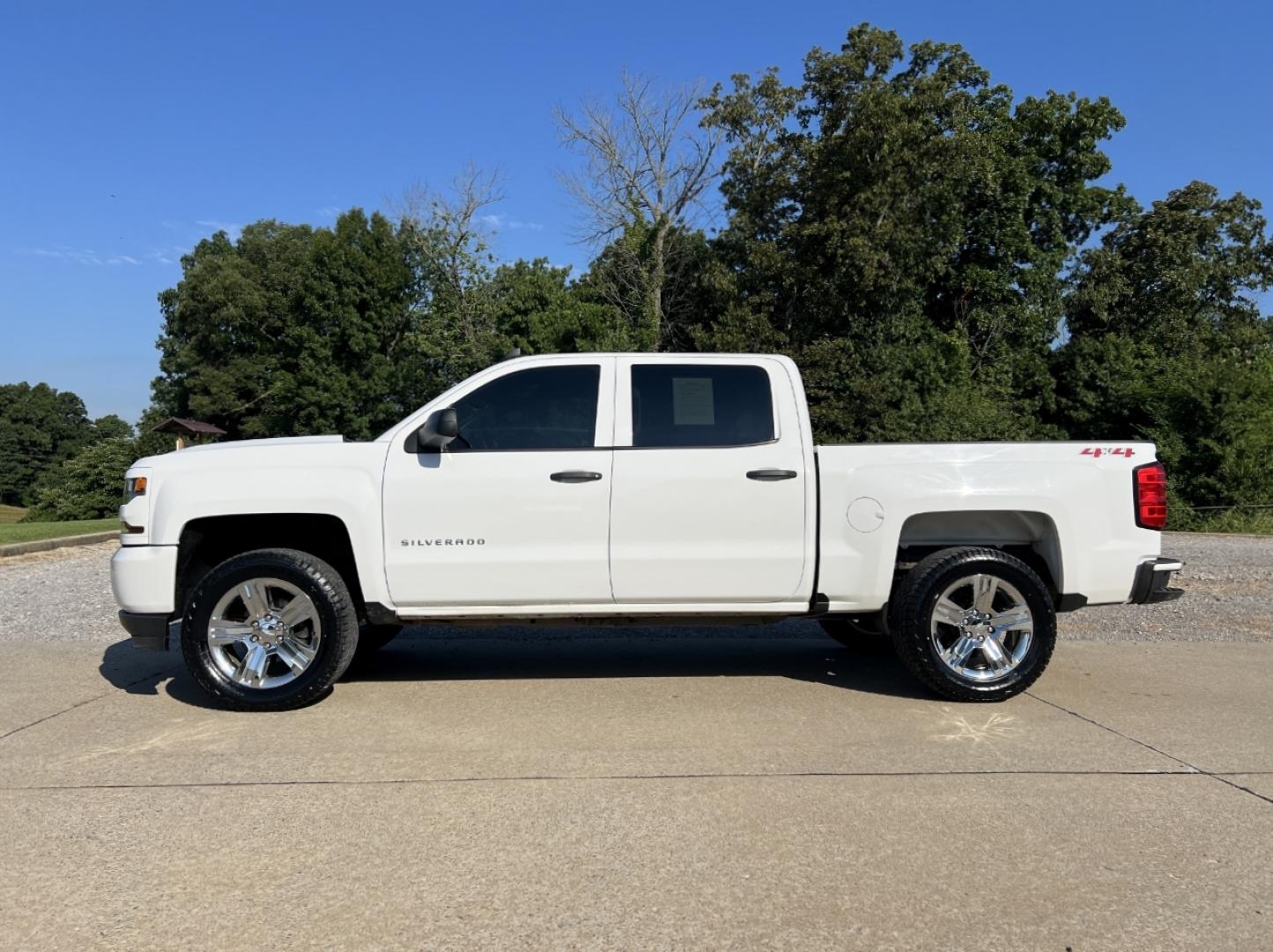 2018 WHITE /Gray Cloth Chevrolet Silverado 1500 Custom Crew Cab 4WD (3GCUKPEC4JG) with an 5.3L V8 engine, Automatic transmission, located at 506 S. Kingshighway, Cape Girardeau, MO, 63703, (573) 235-5000, 37.294991, -89.553635 - 2018 Chevrolet Silverado 1500 Custom 1-Owner 137xxx miles 4x4 5.3L V8 Automatic Backup Camera Bluetooth Cruise Power Windows/Locks/Mirrors We have financing available and we accept trades! Fill out a credit application on our website or come by today! If you have any questions, give us a - Photo#5