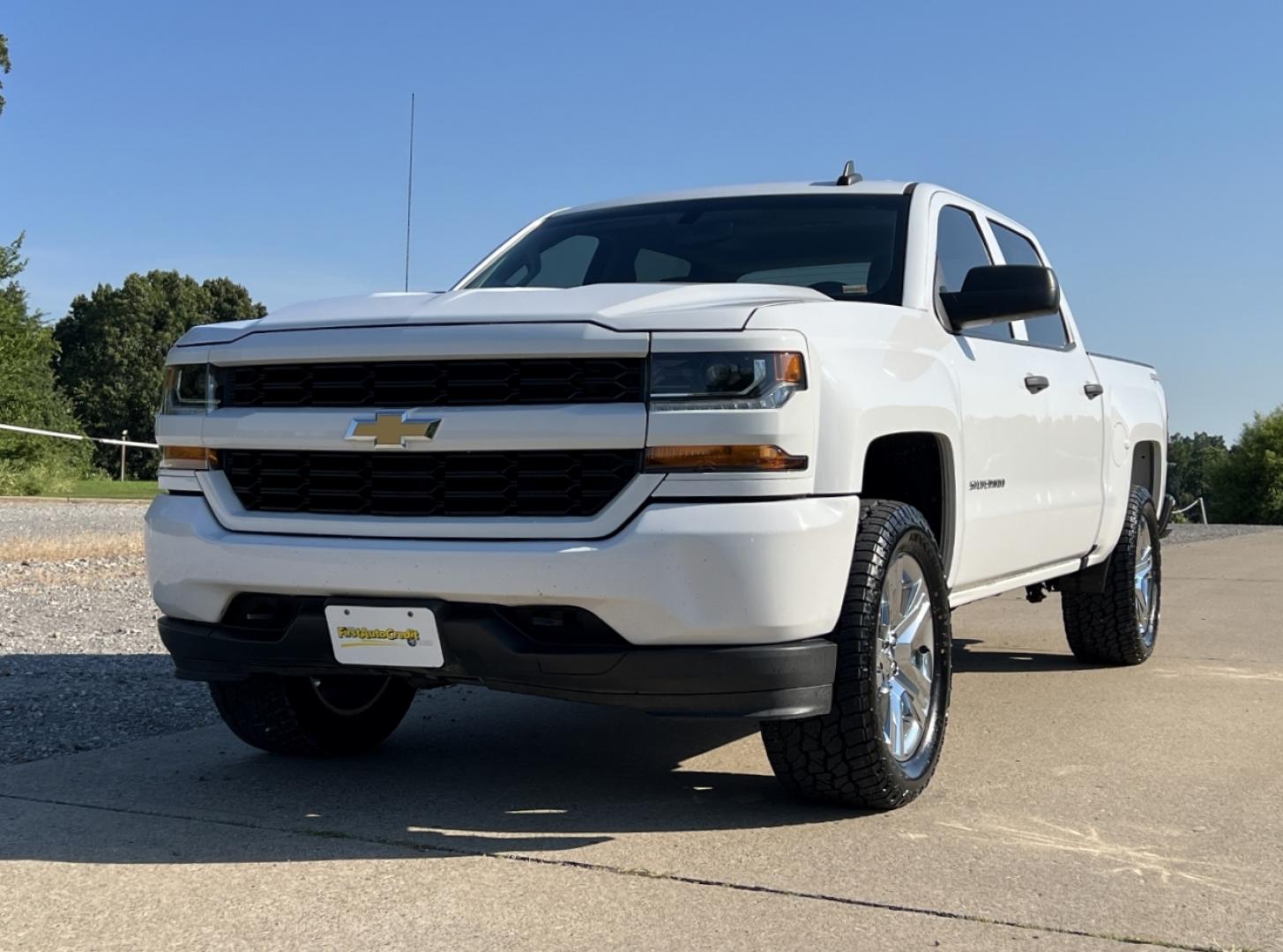 2018 WHITE /Gray Cloth Chevrolet Silverado 1500 Custom Crew Cab 4WD (3GCUKPEC4JG) with an 5.3L V8 engine, Automatic transmission, located at 506 S. Kingshighway, Cape Girardeau, MO, 63703, (573) 235-5000, 37.294991, -89.553635 - 2018 Chevrolet Silverado 1500 Custom 1-Owner 137xxx miles 4x4 5.3L V8 Automatic Backup Camera Bluetooth Cruise Power Windows/Locks/Mirrors We have financing available and we accept trades! Fill out a credit application on our website or come by today! If you have any questions, give us a - Photo#4