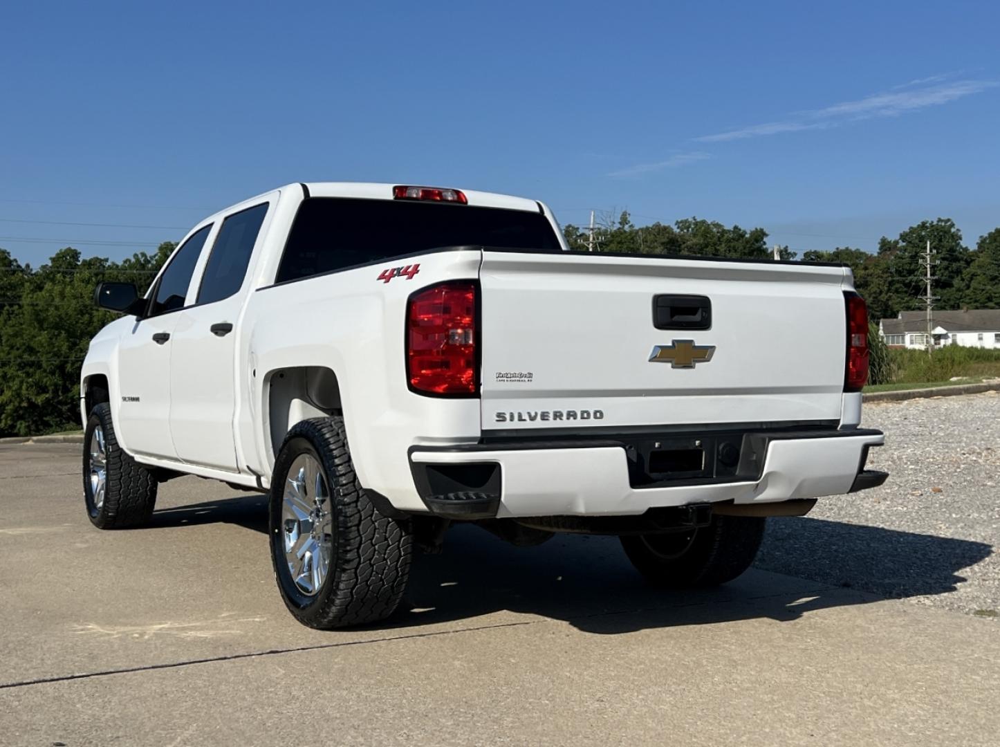 2018 WHITE /Gray Cloth Chevrolet Silverado 1500 Custom Crew Cab 4WD (3GCUKPEC4JG) with an 5.3L V8 engine, Automatic transmission, located at 506 S. Kingshighway, Cape Girardeau, MO, 63703, (573) 235-5000, 37.294991, -89.553635 - 2018 Chevrolet Silverado 1500 Custom 1-Owner 137xxx miles 4x4 5.3L V8 Automatic Backup Camera Bluetooth Cruise Power Windows/Locks/Mirrors We have financing available and we accept trades! Fill out a credit application on our website or come by today! If you have any questions, give us a - Photo#8