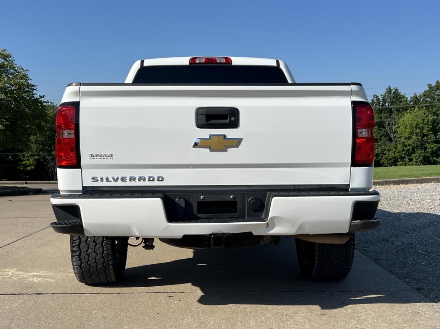 2018 WHITE /Gray Cloth Chevrolet Silverado 1500 Custom Crew Cab 4WD (3GCUKPEC4JG) with an 5.3L V8 engine, Automatic transmission, located at 506 S. Kingshighway, Cape Girardeau, MO, 63703, (573) 235-5000, 37.294991, -89.553635 - 2018 Chevrolet Silverado 1500 Custom 1-Owner 137xxx miles 4x4 5.3L V8 Automatic Backup Camera Bluetooth Cruise Power Windows/Locks/Mirrors We have financing available and we accept trades! Fill out a credit application on our website or come by today! If you have any questions, give us a - Photo#9