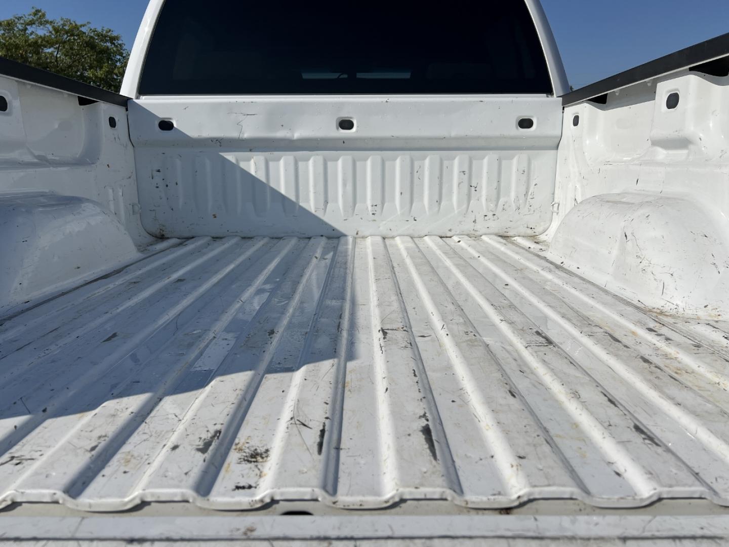 2018 WHITE /Gray Cloth Chevrolet Silverado 1500 Custom Crew Cab 4WD (3GCUKPEC4JG) with an 5.3L V8 engine, Automatic transmission, located at 506 S. Kingshighway, Cape Girardeau, MO, 63703, (573) 235-5000, 37.294991, -89.553635 - 2018 Chevrolet Silverado 1500 Custom 1-Owner 137xxx miles 4x4 5.3L V8 Automatic Backup Camera Bluetooth Cruise Power Windows/Locks/Mirrors We have financing available and we accept trades! Fill out a credit application on our website or come by today! If you have any questions, give us a - Photo#18