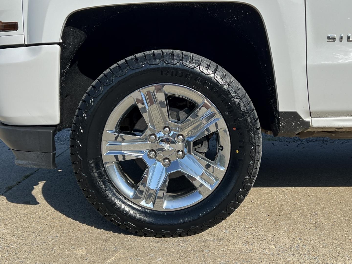 2018 WHITE /Gray Cloth Chevrolet Silverado 1500 Custom Crew Cab 4WD (3GCUKPEC4JG) with an 5.3L V8 engine, Automatic transmission, located at 506 S. Kingshighway, Cape Girardeau, MO, 63703, (573) 235-5000, 37.294991, -89.553635 - 2018 Chevrolet Silverado 1500 Custom 1-Owner 137xxx miles 4x4 5.3L V8 Automatic Backup Camera Bluetooth Cruise Power Windows/Locks/Mirrors We have financing available and we accept trades! Fill out a credit application on our website or come by today! If you have any questions, give us a - Photo#30