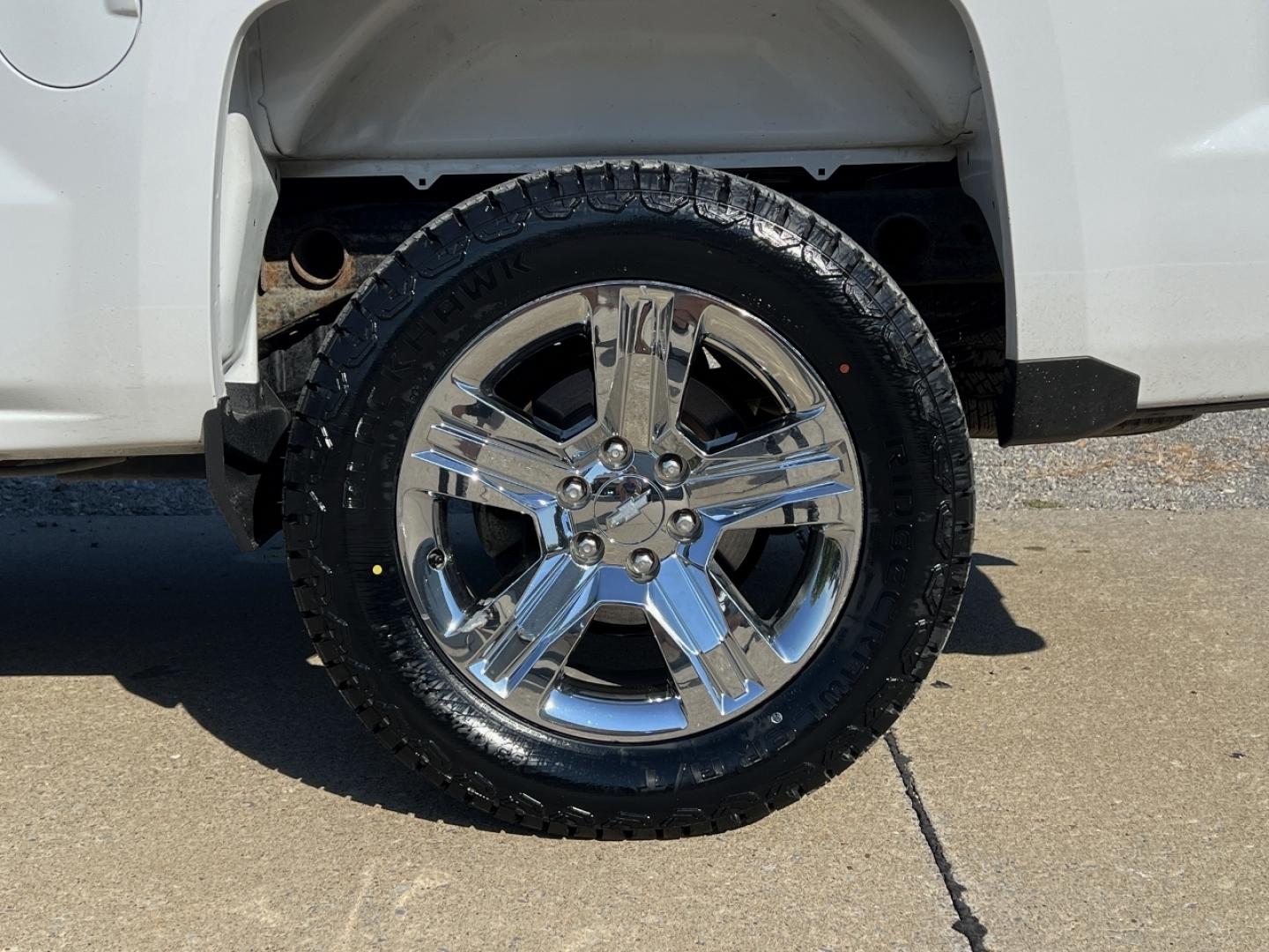 2018 WHITE /Gray Cloth Chevrolet Silverado 1500 Custom Crew Cab 4WD (3GCUKPEC4JG) with an 5.3L V8 engine, Automatic transmission, located at 506 S. Kingshighway, Cape Girardeau, MO, 63703, (573) 235-5000, 37.294991, -89.553635 - 2018 Chevrolet Silverado 1500 Custom 1-Owner 137xxx miles 4x4 5.3L V8 Automatic Backup Camera Bluetooth Cruise Power Windows/Locks/Mirrors We have financing available and we accept trades! Fill out a credit application on our website or come by today! If you have any questions, give us a - Photo#31