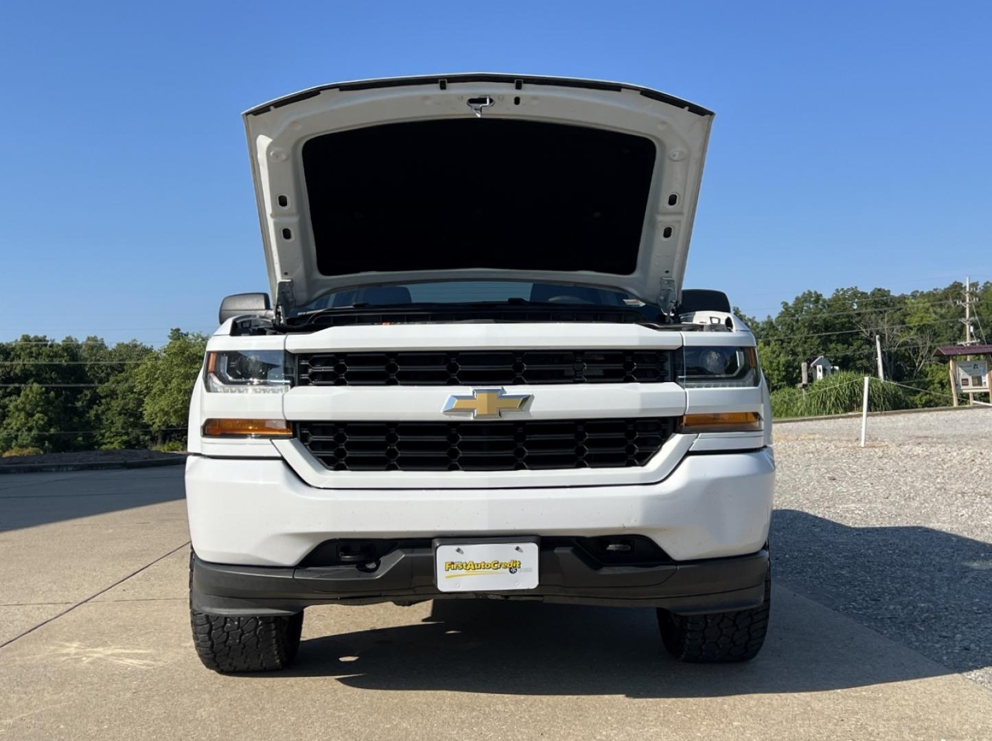 2018 WHITE /Gray Cloth Chevrolet Silverado 1500 Custom Crew Cab 4WD (3GCUKPEC4JG) with an 5.3L V8 engine, Automatic transmission, located at 506 S. Kingshighway, Cape Girardeau, MO, 63703, (573) 235-5000, 37.294991, -89.553635 - 2018 Chevrolet Silverado 1500 Custom 1-Owner 137xxx miles 4x4 5.3L V8 Automatic Backup Camera Bluetooth Cruise Power Windows/Locks/Mirrors We have financing available and we accept trades! Fill out a credit application on our website or come by today! If you have any questions, give us a - Photo#27