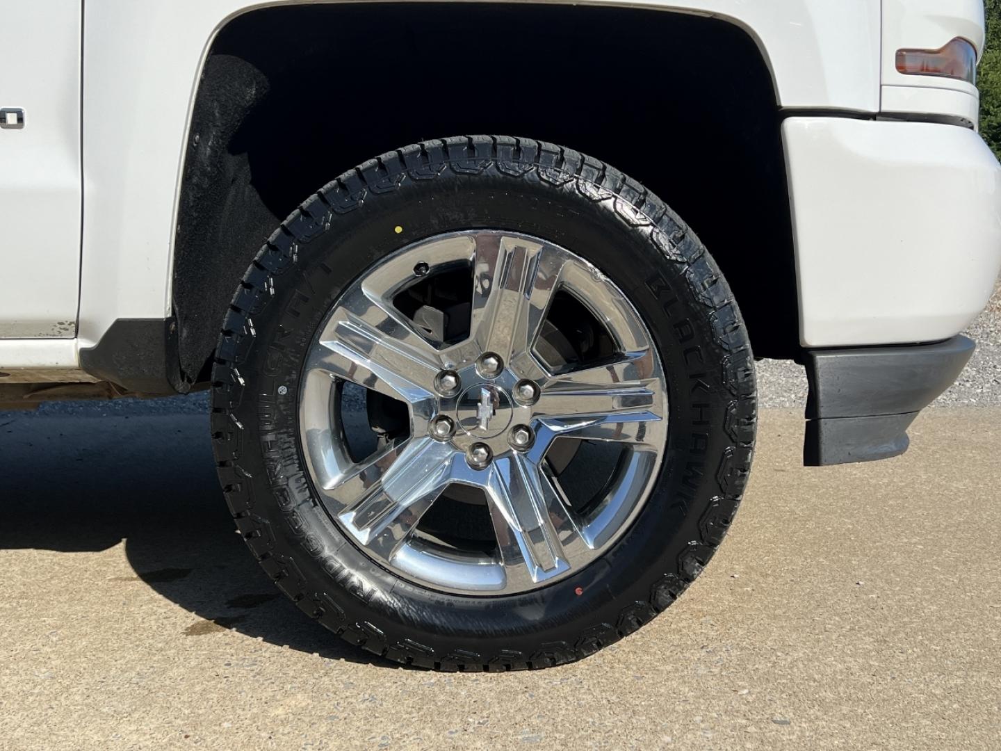 2018 WHITE /Gray Cloth Chevrolet Silverado 1500 Custom Crew Cab 4WD (3GCUKPEC4JG) with an 5.3L V8 engine, Automatic transmission, located at 506 S. Kingshighway, Cape Girardeau, MO, 63703, (573) 235-5000, 37.294991, -89.553635 - 2018 Chevrolet Silverado 1500 Custom 1-Owner 137xxx miles 4x4 5.3L V8 Automatic Backup Camera Bluetooth Cruise Power Windows/Locks/Mirrors We have financing available and we accept trades! Fill out a credit application on our website or come by today! If you have any questions, give us a - Photo#33