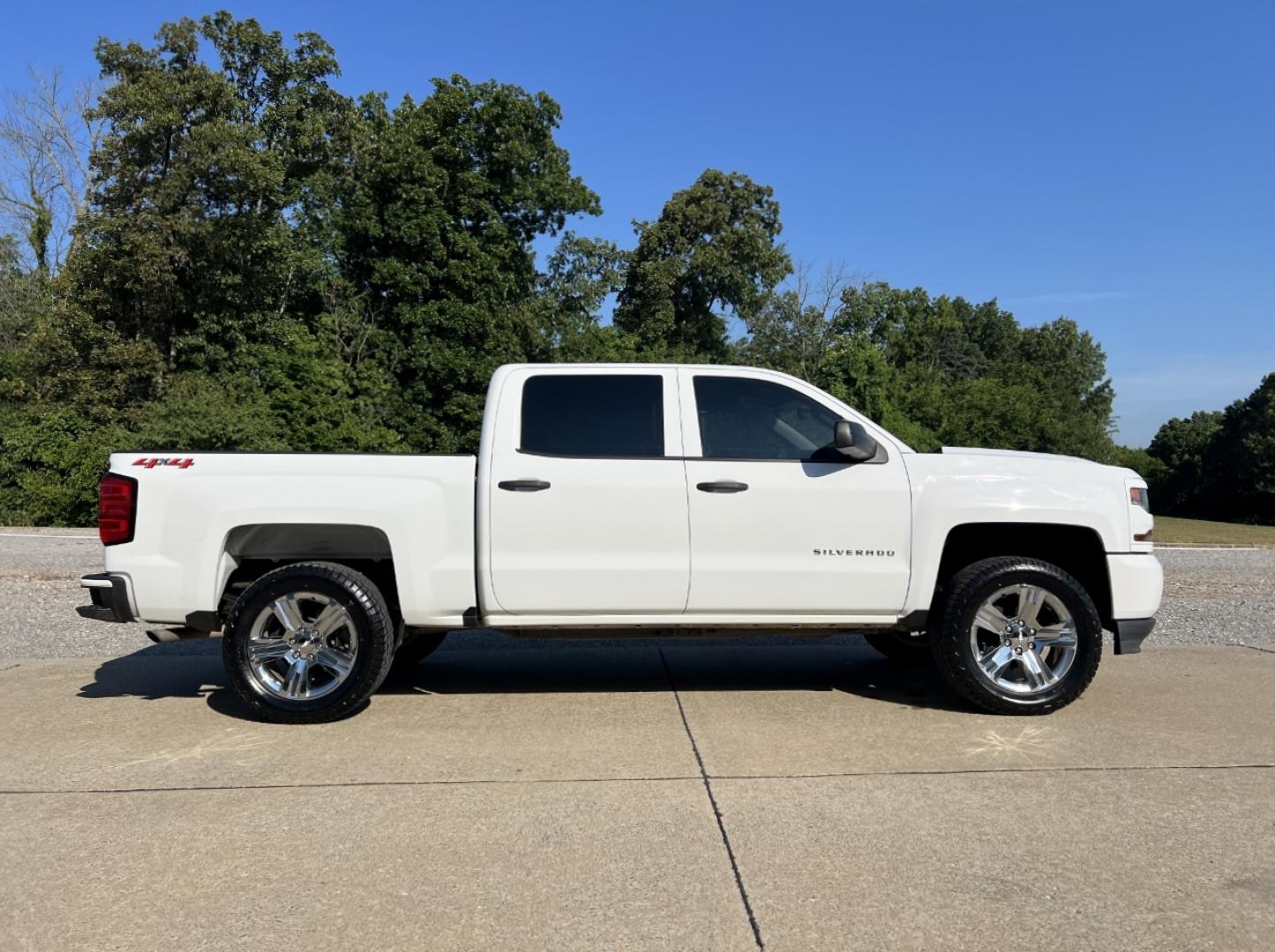 2018 WHITE /Gray Cloth Chevrolet Silverado 1500 Custom Crew Cab 4WD (3GCUKPEC4JG) with an 5.3L V8 engine, Automatic transmission, located at 506 S. Kingshighway, Cape Girardeau, MO, 63703, (573) 235-5000, 37.294991, -89.553635 - 2018 Chevrolet Silverado 1500 Custom 1-Owner 137xxx miles 4x4 5.3L V8 Automatic Backup Camera Bluetooth Cruise Power Windows/Locks/Mirrors We have financing available and we accept trades! Fill out a credit application on our website or come by today! If you have any questions, give us a - Photo#6