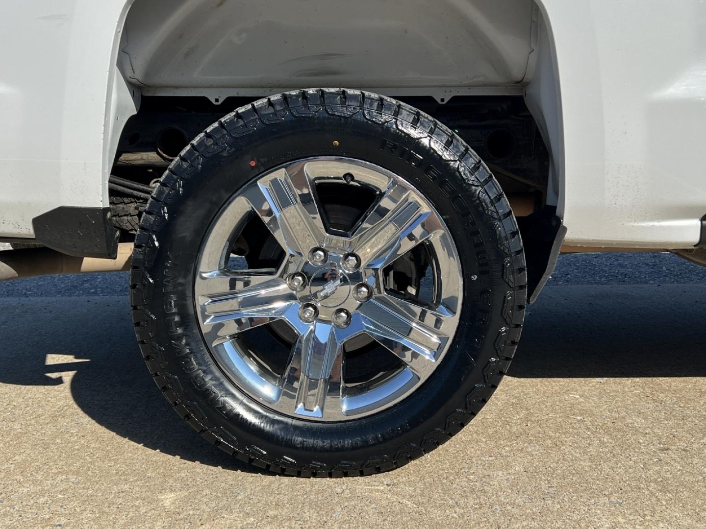 2018 WHITE /Gray Cloth Chevrolet Silverado 1500 Custom Crew Cab 4WD (3GCUKPEC4JG) with an 5.3L V8 engine, Automatic transmission, located at 506 S. Kingshighway, Cape Girardeau, MO, 63703, (573) 235-5000, 37.294991, -89.553635 - 2018 Chevrolet Silverado 1500 Custom 1-Owner 137xxx miles 4x4 5.3L V8 Automatic Backup Camera Bluetooth Cruise Power Windows/Locks/Mirrors We have financing available and we accept trades! Fill out a credit application on our website or come by today! If you have any questions, give us a - Photo#32