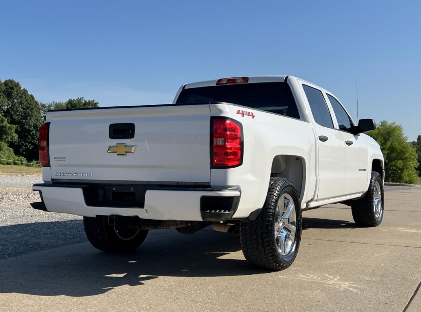 2018 WHITE /Gray Cloth Chevrolet Silverado 1500 Custom Crew Cab 4WD (3GCUKPEC4JG) with an 5.3L V8 engine, Automatic transmission, located at 506 S. Kingshighway, Cape Girardeau, MO, 63703, (573) 235-5000, 37.294991, -89.553635 - 2018 Chevrolet Silverado 1500 Custom 1-Owner 137xxx miles 4x4 5.3L V8 Automatic Backup Camera Bluetooth Cruise Power Windows/Locks/Mirrors We have financing available and we accept trades! Fill out a credit application on our website or come by today! If you have any questions, give us a - Photo#7
