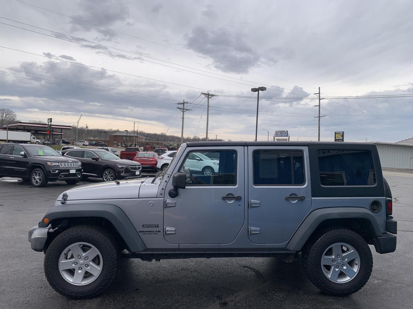 2015 GRAY /Black Cloth Jeep Wrangler Unlimited Sport 4WD (1C4BJWDG0FL) with an 3.6L V6 engine, Automatic transmission, located at 506 S. Kingshighway, Cape Girardeau, MO, 63703, (573) 235-5000, 37.294991, -89.553635 - 2015 Jeep Wrangler Unlimited Sport 205xxx miles 4x4 3.6L V6 Automatic Cruise Power Windows/Locks/Mirrors We have financing available and we accept trades! Fill out a credit application on our website or come by today! If you have any questions, give us a call at (573) 235-5000 or visit our - Photo#3