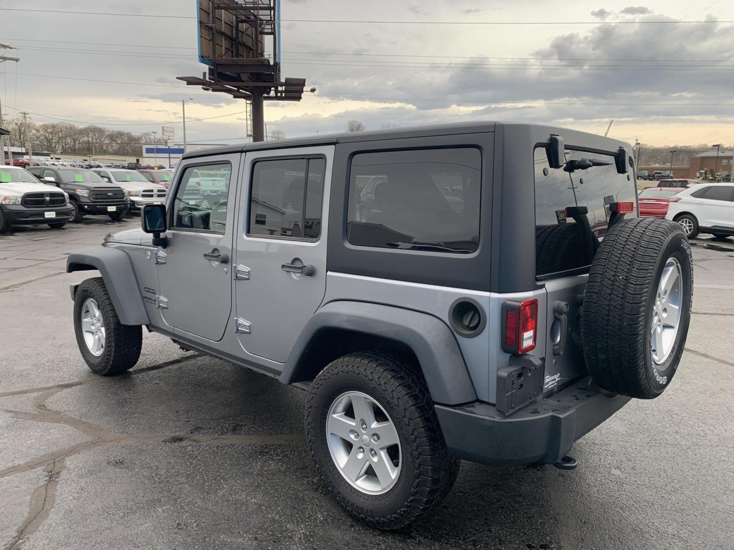 2015 GRAY /Black Cloth Jeep Wrangler Unlimited Sport 4WD (1C4BJWDG0FL) with an 3.6L V6 engine, Automatic transmission, located at 506 S. Kingshighway, Cape Girardeau, MO, 63703, (573) 235-5000, 37.294991, -89.553635 - 2015 Jeep Wrangler Unlimited Sport 205xxx miles 4x4 3.6L V6 Automatic Cruise Power Windows/Locks/Mirrors We have financing available and we accept trades! Fill out a credit application on our website or come by today! If you have any questions, give us a call at (573) 235-5000 or visit our - Photo#4