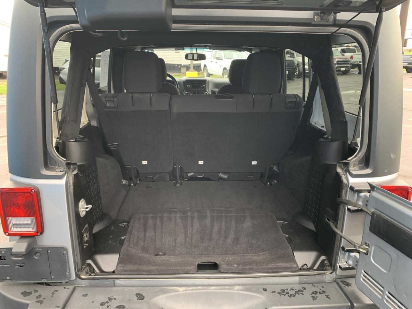 2015 GRAY /Black Cloth Jeep Wrangler Unlimited Sport 4WD (1C4BJWDG0FL) with an 3.6L V6 engine, Automatic transmission, located at 506 S. Kingshighway, Cape Girardeau, MO, 63703, (573) 235-5000, 37.294991, -89.553635 - 2015 Jeep Wrangler Unlimited Sport 205xxx miles 4x4 3.6L V6 Automatic Cruise Power Windows/Locks/Mirrors We have financing available and we accept trades! Fill out a credit application on our website or come by today! If you have any questions, give us a call at (573) 235-5000 or visit our - Photo#6