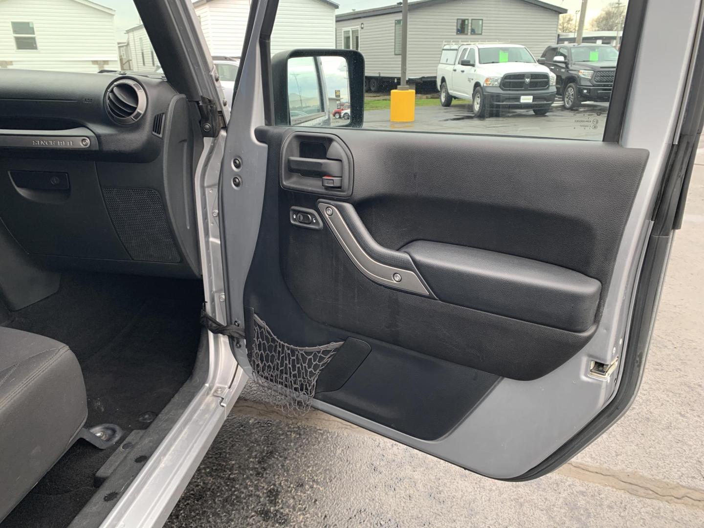 2015 GRAY /Black Cloth Jeep Wrangler Unlimited Sport 4WD (1C4BJWDG0FL) with an 3.6L V6 engine, Automatic transmission, located at 506 S. Kingshighway, Cape Girardeau, MO, 63703, (573) 235-5000, 37.294991, -89.553635 - 2015 Jeep Wrangler Unlimited Sport 205xxx miles 4x4 3.6L V6 Automatic Cruise Power Windows/Locks/Mirrors We have financing available and we accept trades! Fill out a credit application on our website or come by today! If you have any questions, give us a call at (573) 235-5000 or visit our - Photo#9