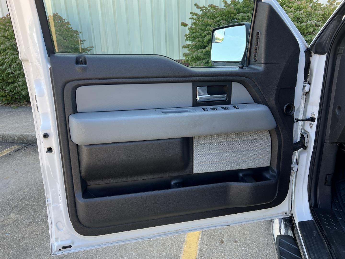 2012 WHITE /Gray Vinyl Ford F-150 XL SuperCrew 5.5-ft. Bed 2WD (1FTFW1CF8CF) with an 5.0L V8 engine, Automatic transmission, located at 506 S. Kingshighway, Cape Girardeau, MO, 63703, (573) 235-5000, 37.294991, -89.553635 - 2012 Ford F-150 XL 181xxx miles Rear Wheel Drive 5.0L V8 Automatic Cruise Power Windows/Locks/Mirrors We have financing available and we accept trades! Fill out a credit application on our website or come by today! If you have any questions, give us a call at (573) 235-5000 or visit our webs - Photo#9