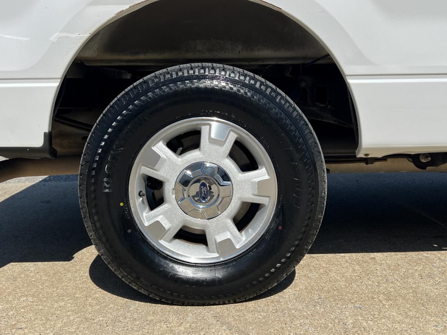 2012 WHITE /Gray Vinyl Ford F-150 XL SuperCrew 5.5-ft. Bed 2WD (1FTFW1CF8CF) with an 5.0L V8 engine, Automatic transmission, located at 506 S. Kingshighway, Cape Girardeau, MO, 63703, (573) 235-5000, 37.294991, -89.553635 - 2012 Ford F-150 XL 181xxx miles Rear Wheel Drive 5.0L V8 Automatic Cruise Power Windows/Locks/Mirrors We have financing available and we accept trades! Fill out a credit application on our website or come by today! If you have any questions, give us a call at (573) 235-5000 or visit our webs - Photo#32