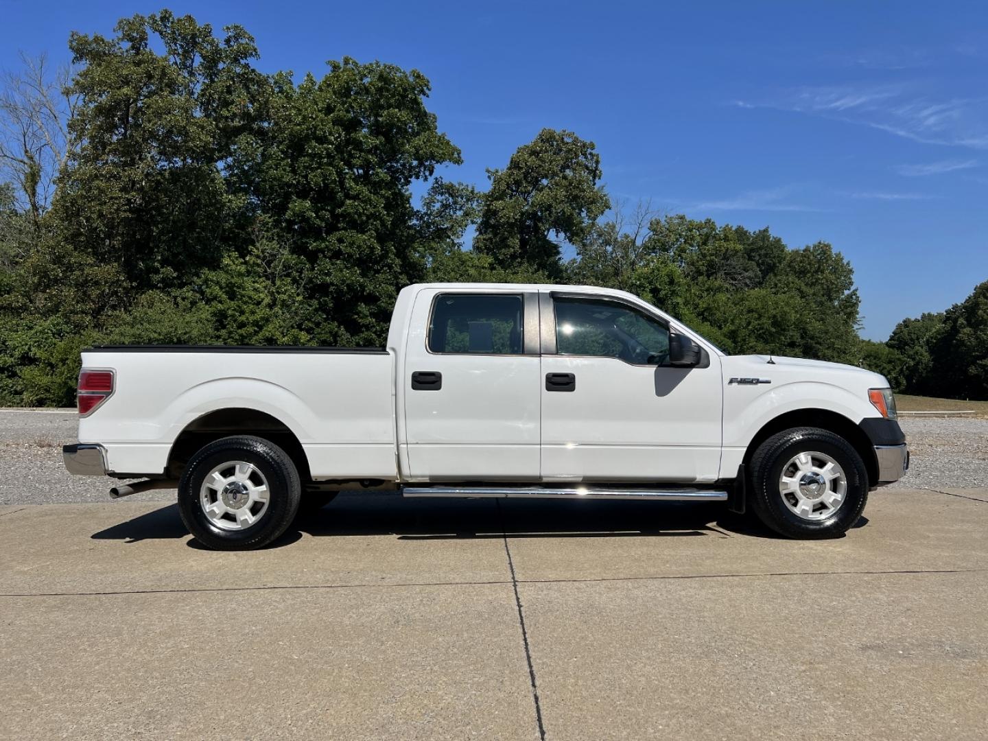 2012 WHITE /Gray Vinyl Ford F-150 XL SuperCrew 5.5-ft. Bed 2WD (1FTFW1CF8CF) with an 5.0L V8 engine, Automatic transmission, located at 506 S. Kingshighway, Cape Girardeau, MO, 63703, (573) 235-5000, 37.294991, -89.553635 - 2012 Ford F-150 XL 181xxx miles Rear Wheel Drive 5.0L V8 Automatic Cruise Power Windows/Locks/Mirrors We have financing available and we accept trades! Fill out a credit application on our website or come by today! If you have any questions, give us a call at (573) 235-5000 or visit our webs - Photo#4