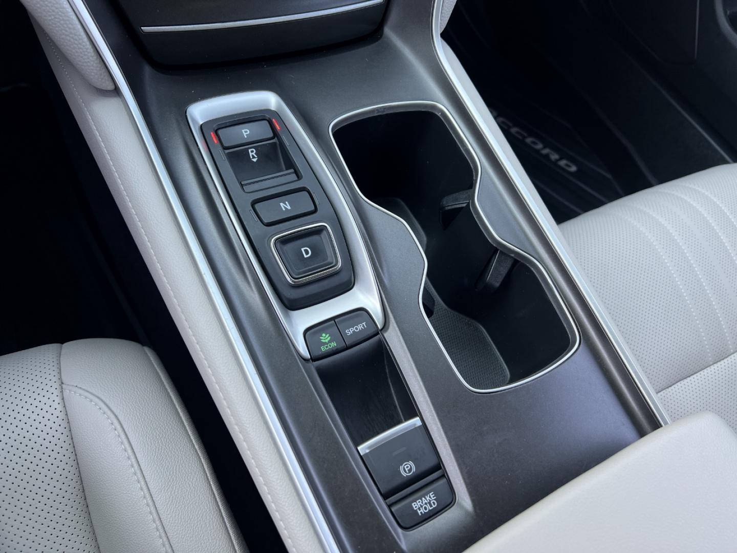 2022 WHITE /Tan Leather Honda Accord Touring 2.0T (1HGCV2F98NA) with an 2.0L 4 Cyl. TURBO engine, Automatic transmission, located at 506 S. Kingshighway, Cape Girardeau, MO, 63703, (573) 235-5000, 37.294991, -89.553635 - 2022 Honda Accord Touring 1-Owner 57xxx miles Front Wheel Drive 2.0L 4 Cyl. Automatic Leather Navigation Power/Heated/Cooled Seats Backup Camera Sunroof Bluetooth Remote Start Cruise Power Windows/Locks/Mirrors We have financing available and we accept trades! Fill out a credit applic - Photo#26