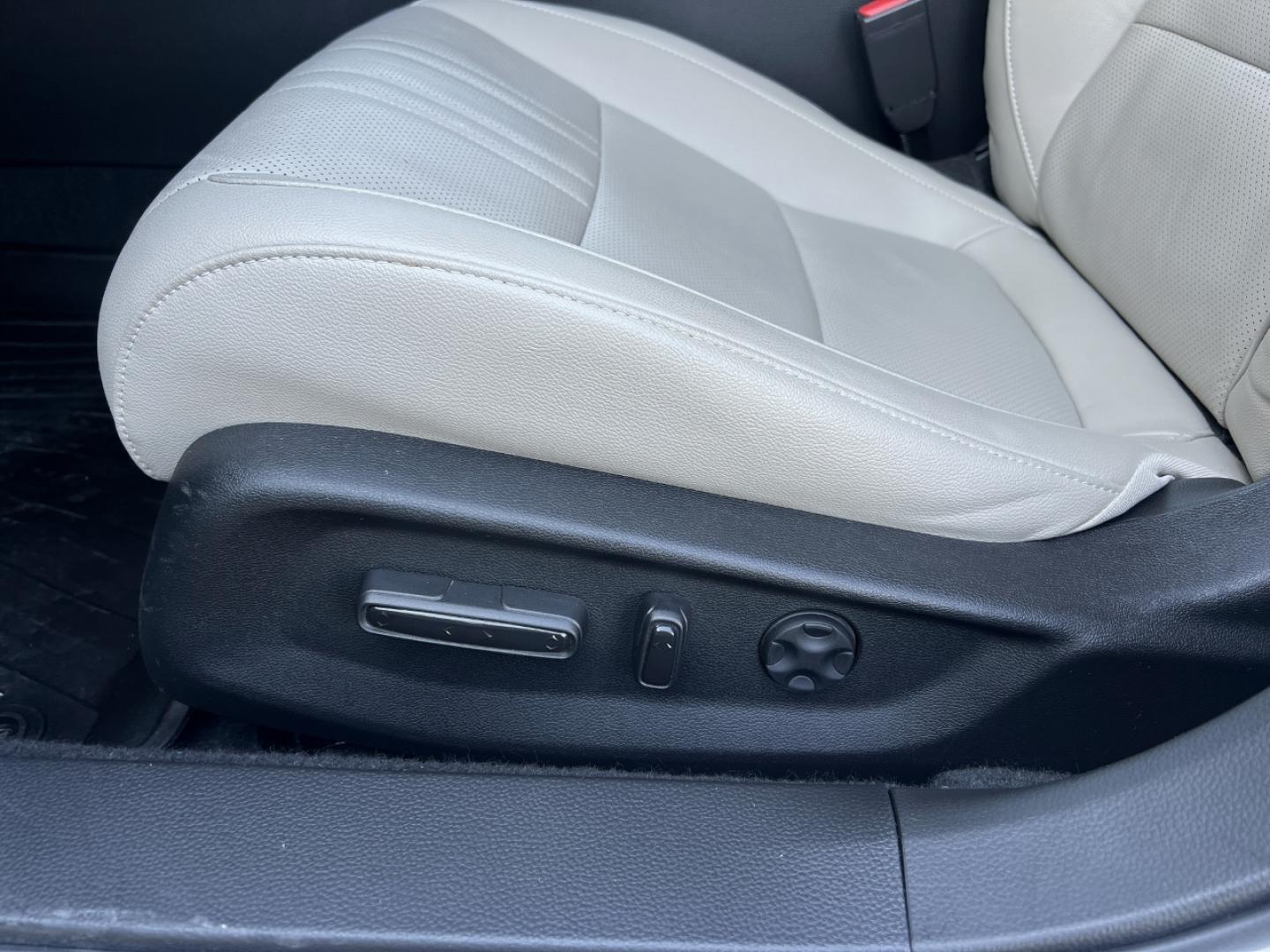 2022 WHITE /Tan Leather Honda Accord Touring 2.0T (1HGCV2F98NA) with an 2.0L 4 Cyl. TURBO engine, Automatic transmission, located at 506 S. Kingshighway, Cape Girardeau, MO, 63703, (573) 235-5000, 37.294991, -89.553635 - 2022 Honda Accord Touring 1-Owner 57xxx miles Front Wheel Drive 2.0L 4 Cyl. Automatic Leather Navigation Power/Heated/Cooled Seats Backup Camera Sunroof Bluetooth Remote Start Cruise Power Windows/Locks/Mirrors We have financing available and we accept trades! Fill out a credit applic - Photo#6