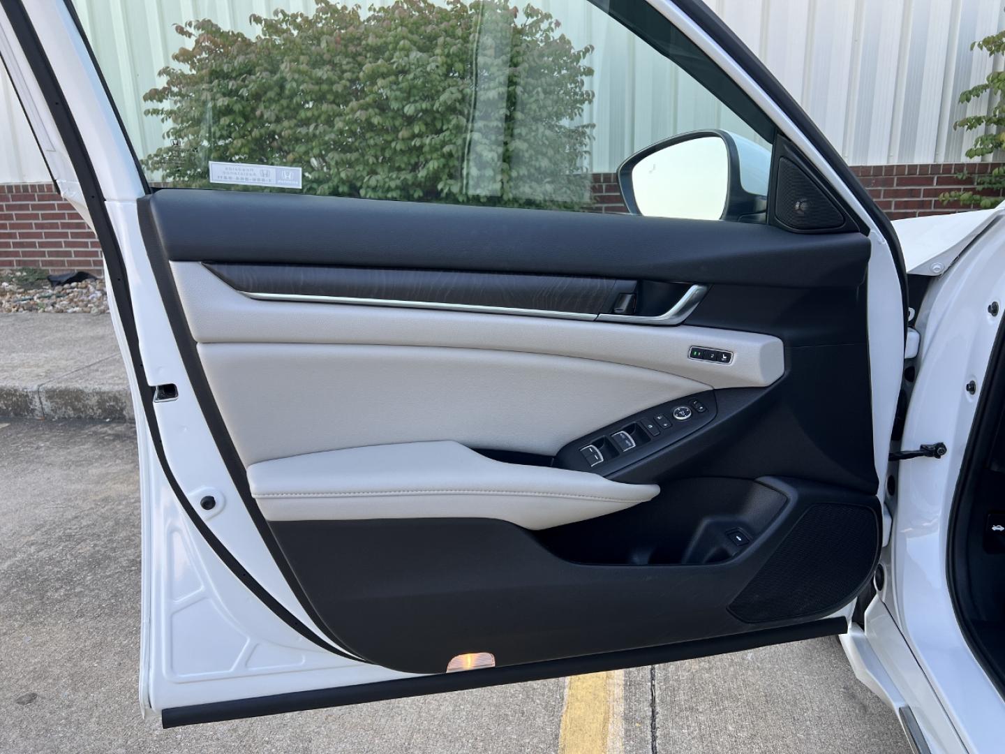 2022 WHITE /Tan Leather Honda Accord Touring 2.0T (1HGCV2F98NA) with an 2.0L 4 Cyl. TURBO engine, Automatic transmission, located at 506 S. Kingshighway, Cape Girardeau, MO, 63703, (573) 235-5000, 37.294991, -89.553635 - 2022 Honda Accord Touring 1-Owner 57xxx miles Front Wheel Drive 2.0L 4 Cyl. Automatic Leather Navigation Power/Heated/Cooled Seats Backup Camera Sunroof Bluetooth Remote Start Cruise Power Windows/Locks/Mirrors We have financing available and we accept trades! Fill out a credit applic - Photo#15