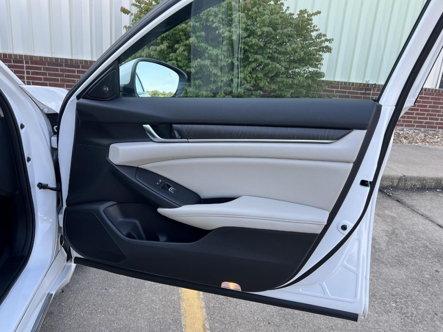 2022 WHITE /Tan Leather Honda Accord Touring 2.0T (1HGCV2F98NA) with an 2.0L 4 Cyl. TURBO engine, Automatic transmission, located at 506 S. Kingshighway, Cape Girardeau, MO, 63703, (573) 235-5000, 37.294991, -89.553635 - 2022 Honda Accord Touring 1-Owner 57xxx miles Front Wheel Drive 2.0L 4 Cyl. Automatic Leather Navigation Power/Heated/Cooled Seats Backup Camera Sunroof Bluetooth Remote Start Cruise Power Windows/Locks/Mirrors We have financing available and we accept trades! Fill out a credit applic - Photo#17