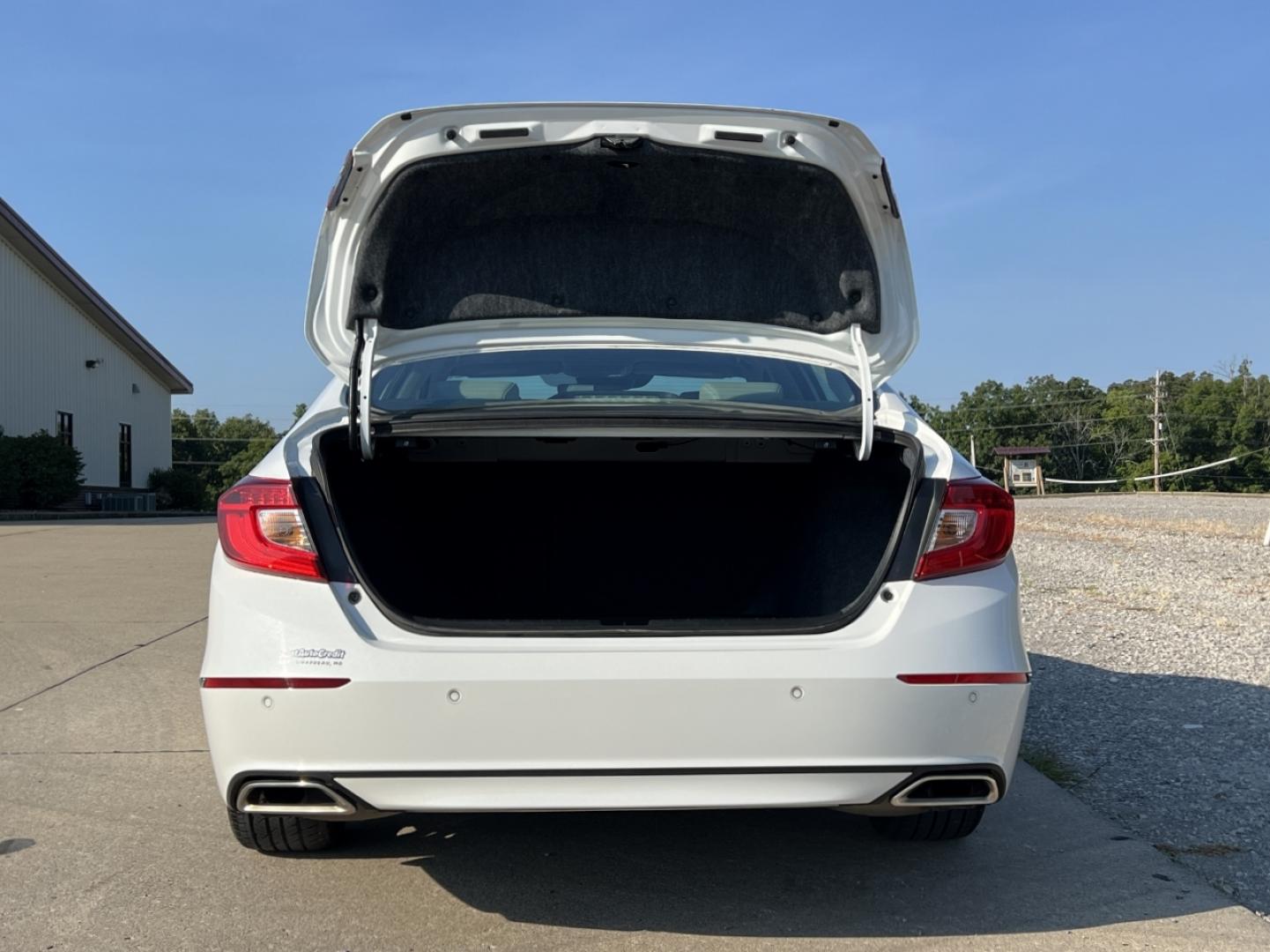 2022 WHITE /Tan Leather Honda Accord Touring 2.0T (1HGCV2F98NA) with an 2.0L 4 Cyl. TURBO engine, Automatic transmission, located at 506 S. Kingshighway, Cape Girardeau, MO, 63703, (573) 235-5000, 37.294991, -89.553635 - 2022 Honda Accord Touring 1-Owner 57xxx miles Front Wheel Drive 2.0L 4 Cyl. Automatic Leather Navigation Power/Heated/Cooled Seats Backup Camera Sunroof Bluetooth Remote Start Cruise Power Windows/Locks/Mirrors We have financing available and we accept trades! Fill out a credit applic - Photo#21