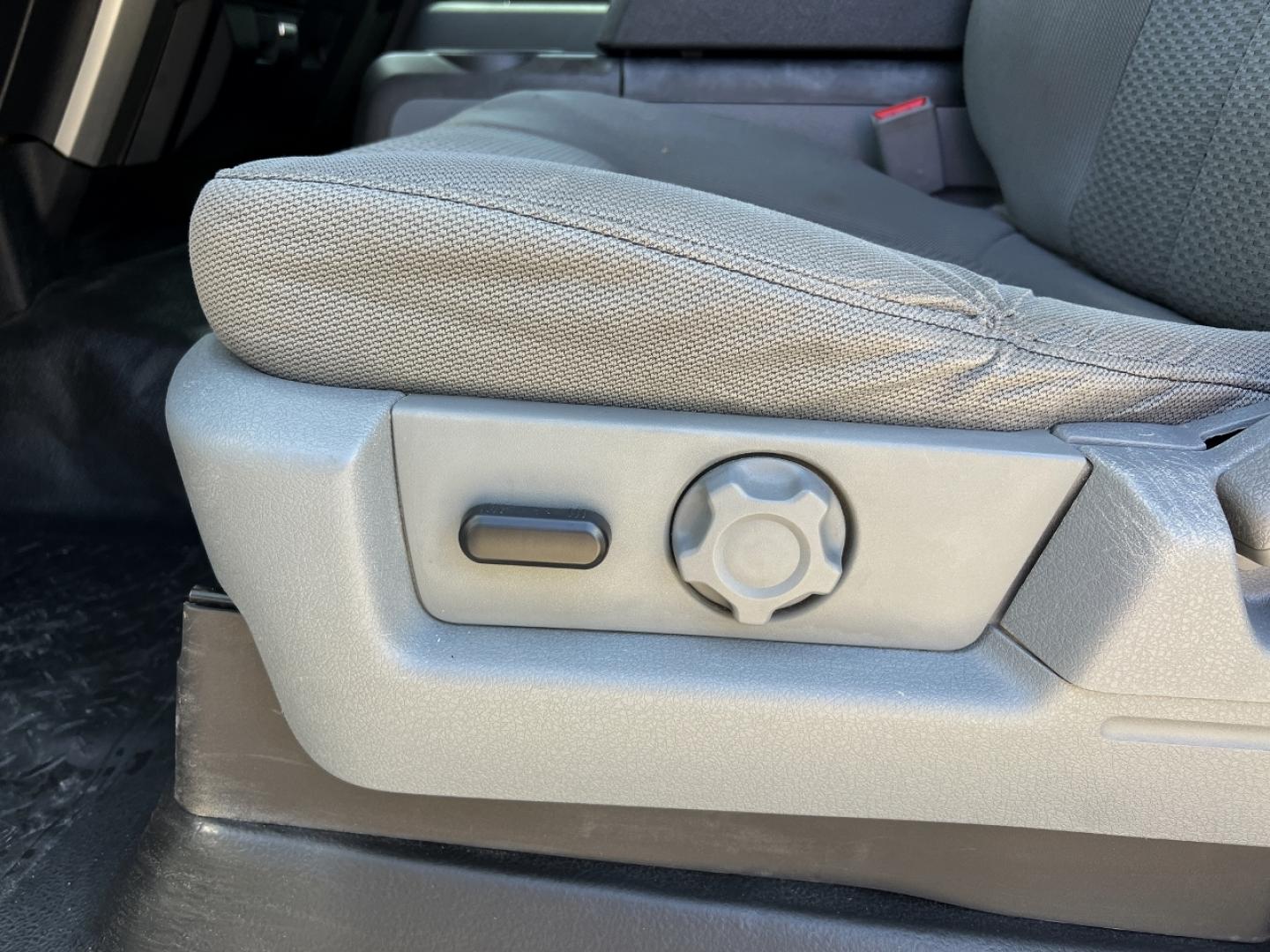 2014 WHITE /Gray Cloth Ford F-150 XLT SuperCrew 4WD (1FTFW1ET7EK) with an 3.5L V6 TURBO engine, Automatic transmission, located at 506 S. Kingshighway, Cape Girardeau, MO, 63703, (573) 235-5000, 37.294991, -89.553635 - 2014 Ford F-150 XLT 143xxx miles 4x4 3.5L V6 Automatic Backup Camera Power Driver Seat Bluetooth Cruise Power Windows/Locks/Mirrors We have financing available and we accept trades! Fill out a credit application on our website or come by today! If you have any questions, give us a call at - Photo#4