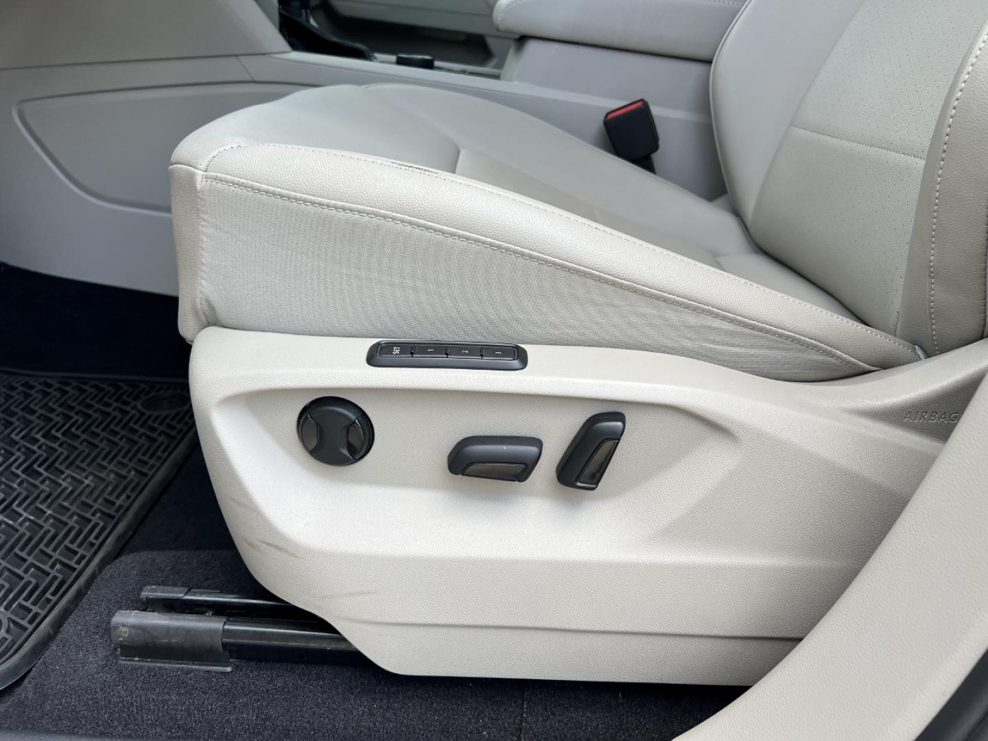 2021 WHITE /Tan Leather Volkswagen Atlas V6 SEL 4MOTION (1V2BR2CA1MC) with an 3.6L V6 engine, Automatic transmission, located at 506 S. Kingshighway, Cape Girardeau, MO, 63703, (573) 235-5000, 37.294991, -89.553635 - 2021 Volkswagen Atlas SEL 4Motion 77xxx miles All Wheel Drive 3.6L V6 Automatic Leather 3rd Row Navigation Power/Heated Seats Heated Steering Wheel Backup Camera Sunroof Bluetooth Remote Start Cruise Power Windows/Locks/Mirrors We have financing available and we accept trades! Fill o - Photo#6