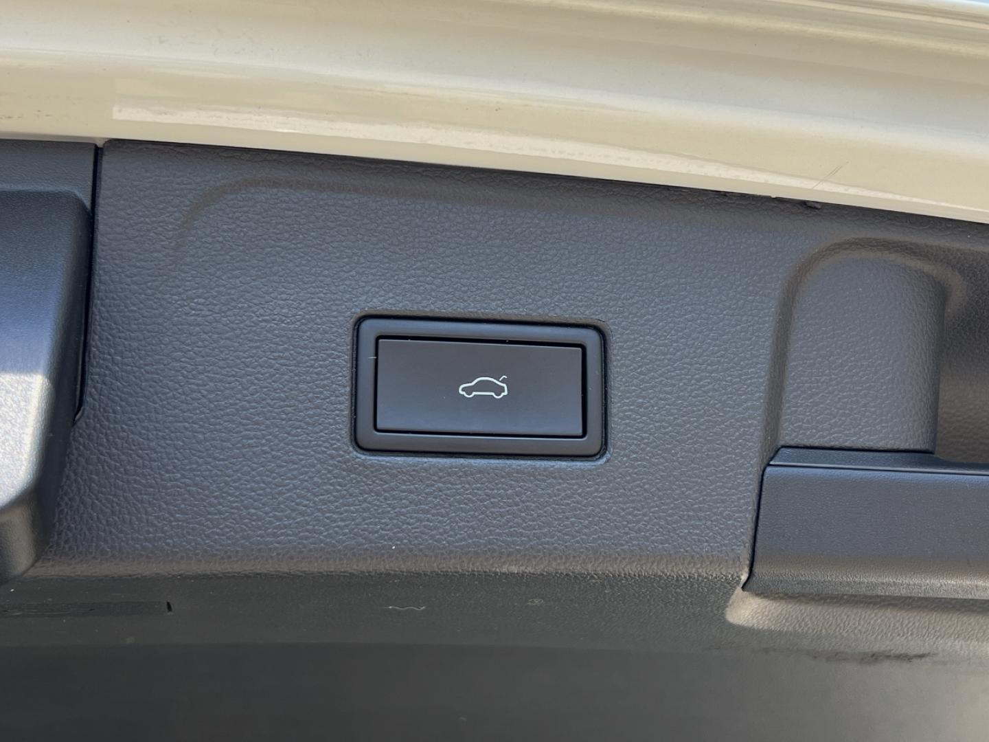 2021 WHITE /Tan Leather Volkswagen Atlas V6 SEL 4MOTION (1V2BR2CA1MC) with an 3.6L V6 engine, Automatic transmission, located at 506 S. Kingshighway, Cape Girardeau, MO, 63703, (573) 235-5000, 37.294991, -89.553635 - 2021 Volkswagen Atlas SEL 4Motion 77xxx miles All Wheel Drive 3.6L V6 Automatic Leather 3rd Row Navigation Power/Heated Seats Heated Steering Wheel Backup Camera Sunroof Bluetooth Remote Start Cruise Power Windows/Locks/Mirrors We have financing available and we accept trades! Fill o - Photo#24