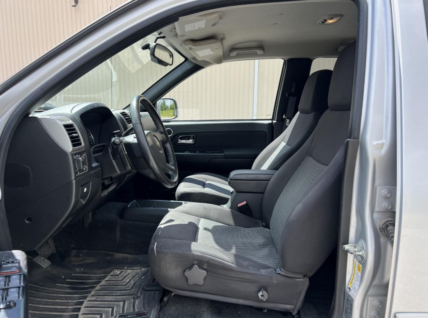 2012 SILVER /Black Cloth Chevrolet Colorado 2LT Crew Cab 4WD (1GCHTDFE1C8) with an 3.7L 5 Cyl. engine, Automatic transmission, located at 2990 Old Orchard Rd., Jackson, MO, 63755, 37.354214, -89.612106 - We have financing available and we accept trades! Fill out a credit application on our website or come by today! If you have any questions, give us a call at (573) 204-7777 or visit our website at firstautocredit.com. - Photo#4