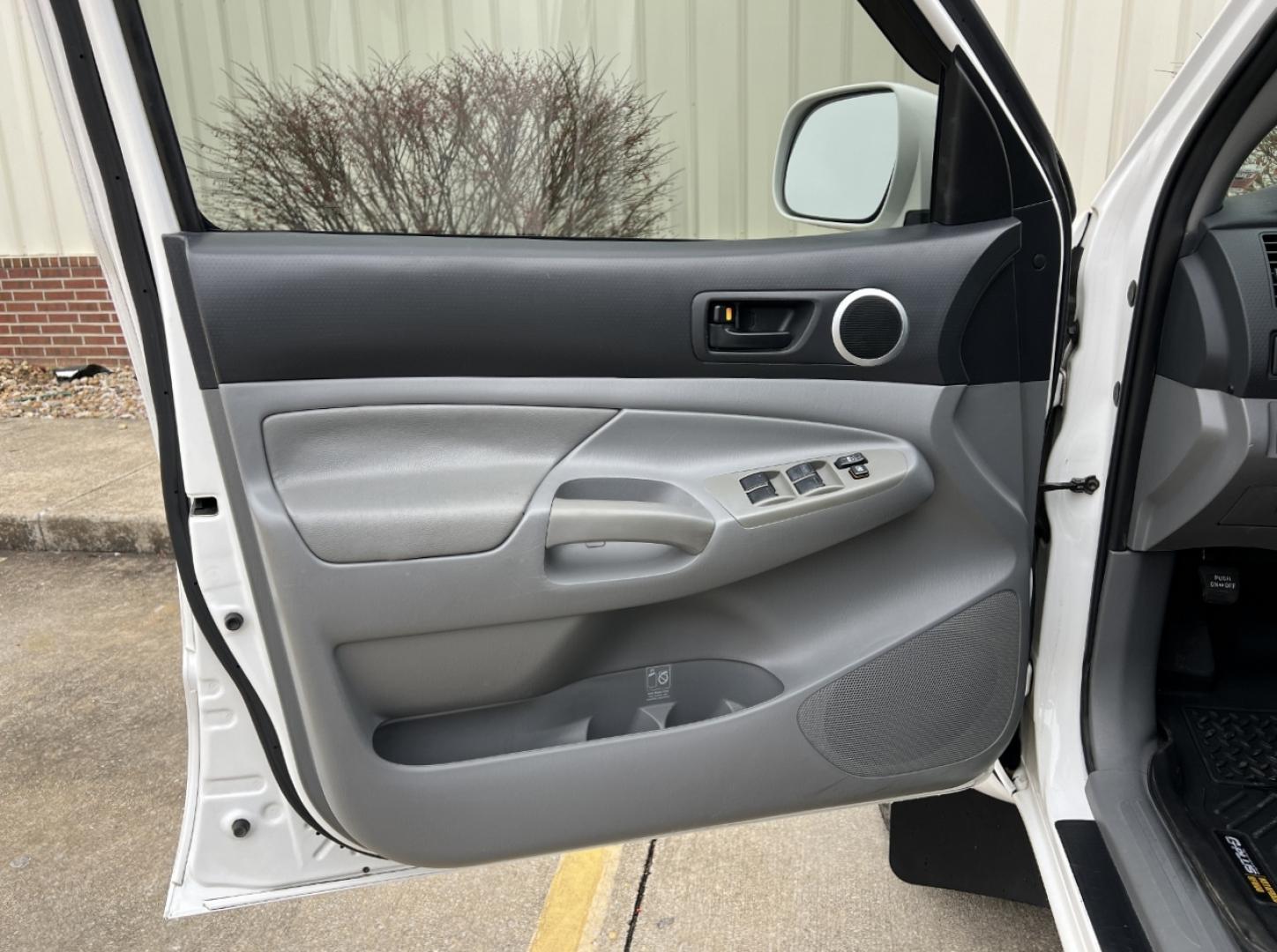 2006 WHITE /Gray Leather Toyota Tacoma TRD Sport Double Cab V6 4WD (5TELU42N96Z) with an 4.0L V6 engine, Automatic transmission, located at 2990 Old Orchard Rd., Jackson, MO, 63755, 37.354214, -89.612106 - 2006 Toyota Tacoma TRD Sport 207xxx miles 4x4 4.0L V6 Automatic Leather Backup Camera Bluetooth Cruise Power Windows/Locks/Mirrors We have financing available and we accept trades! Fill out a credit application on our website or come by today! If you have any questions, give us a call at - Photo#11