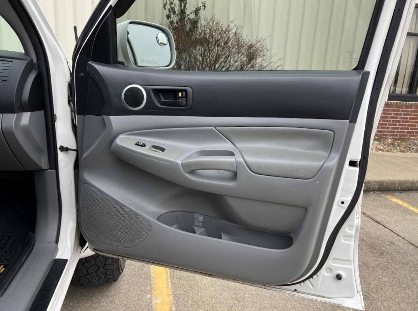 2006 WHITE /Gray Leather Toyota Tacoma TRD Sport Double Cab V6 4WD (5TELU42N96Z) with an 4.0L V6 engine, Automatic transmission, located at 2990 Old Orchard Rd., Jackson, MO, 63755, 37.354214, -89.612106 - 2006 Toyota Tacoma TRD Sport 207xxx miles 4x4 4.0L V6 Automatic Leather Backup Camera Bluetooth Cruise Power Windows/Locks/Mirrors We have financing available and we accept trades! Fill out a credit application on our website or come by today! If you have any questions, give us a call at - Photo#13