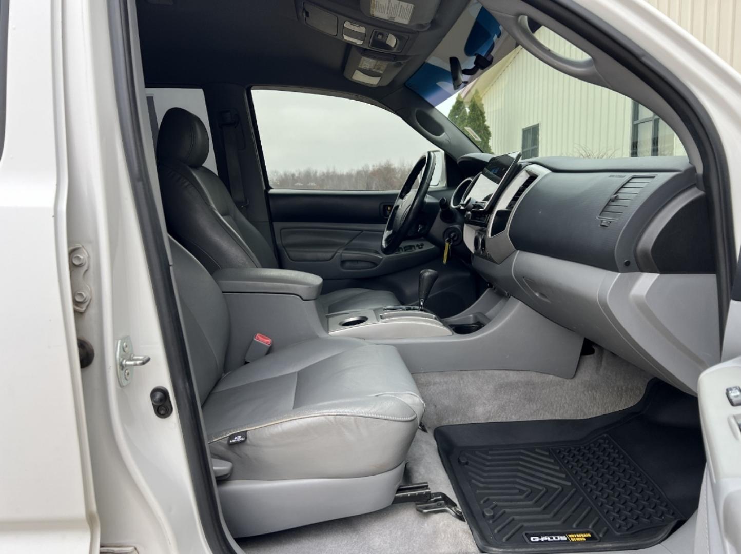 2006 WHITE /Gray Leather Toyota Tacoma TRD Sport Double Cab V6 4WD (5TELU42N96Z) with an 4.0L V6 engine, Automatic transmission, located at 2990 Old Orchard Rd., Jackson, MO, 63755, 37.354214, -89.612106 - 2006 Toyota Tacoma TRD Sport 207xxx miles 4x4 4.0L V6 Automatic Leather Backup Camera Bluetooth Cruise Power Windows/Locks/Mirrors We have financing available and we accept trades! Fill out a credit application on our website or come by today! If you have any questions, give us a call at - Photo#14