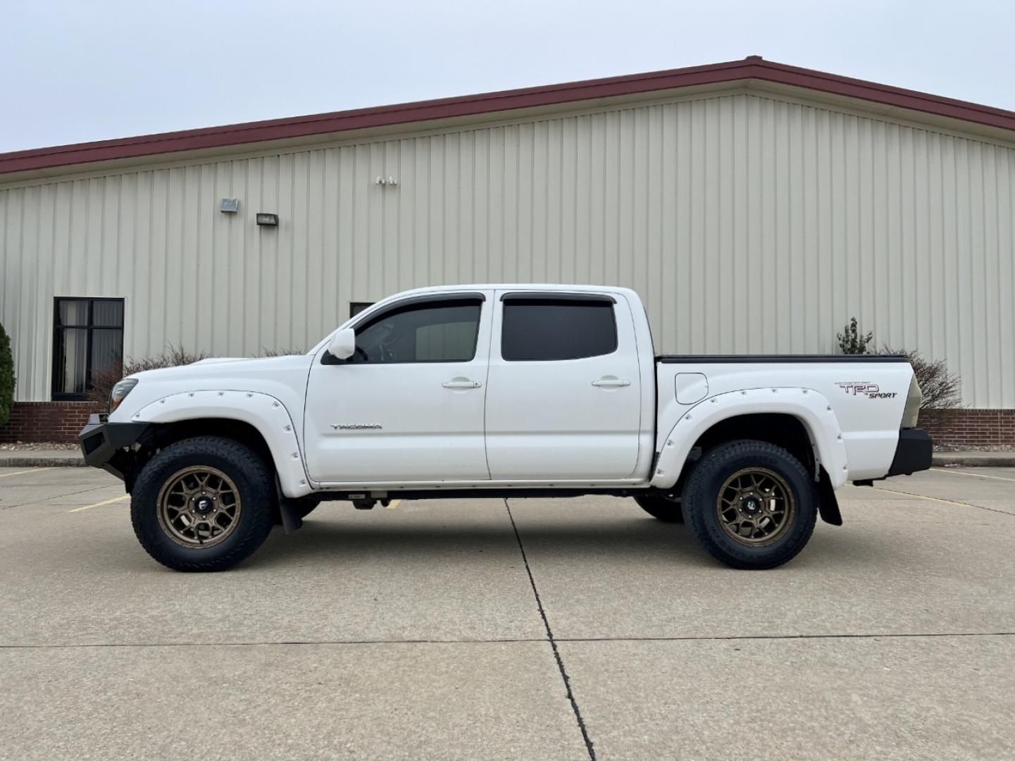 2006 WHITE /Gray Leather Toyota Tacoma TRD Sport Double Cab V6 4WD (5TELU42N96Z) with an 4.0L V6 engine, Automatic transmission, located at 2990 Old Orchard Rd., Jackson, MO, 63755, 37.354214, -89.612106 - 2006 Toyota Tacoma TRD Sport 207xxx miles 4x4 4.0L V6 Automatic Leather Backup Camera Bluetooth Cruise Power Windows/Locks/Mirrors We have financing available and we accept trades! Fill out a credit application on our website or come by today! If you have any questions, give us a call at - Photo#5