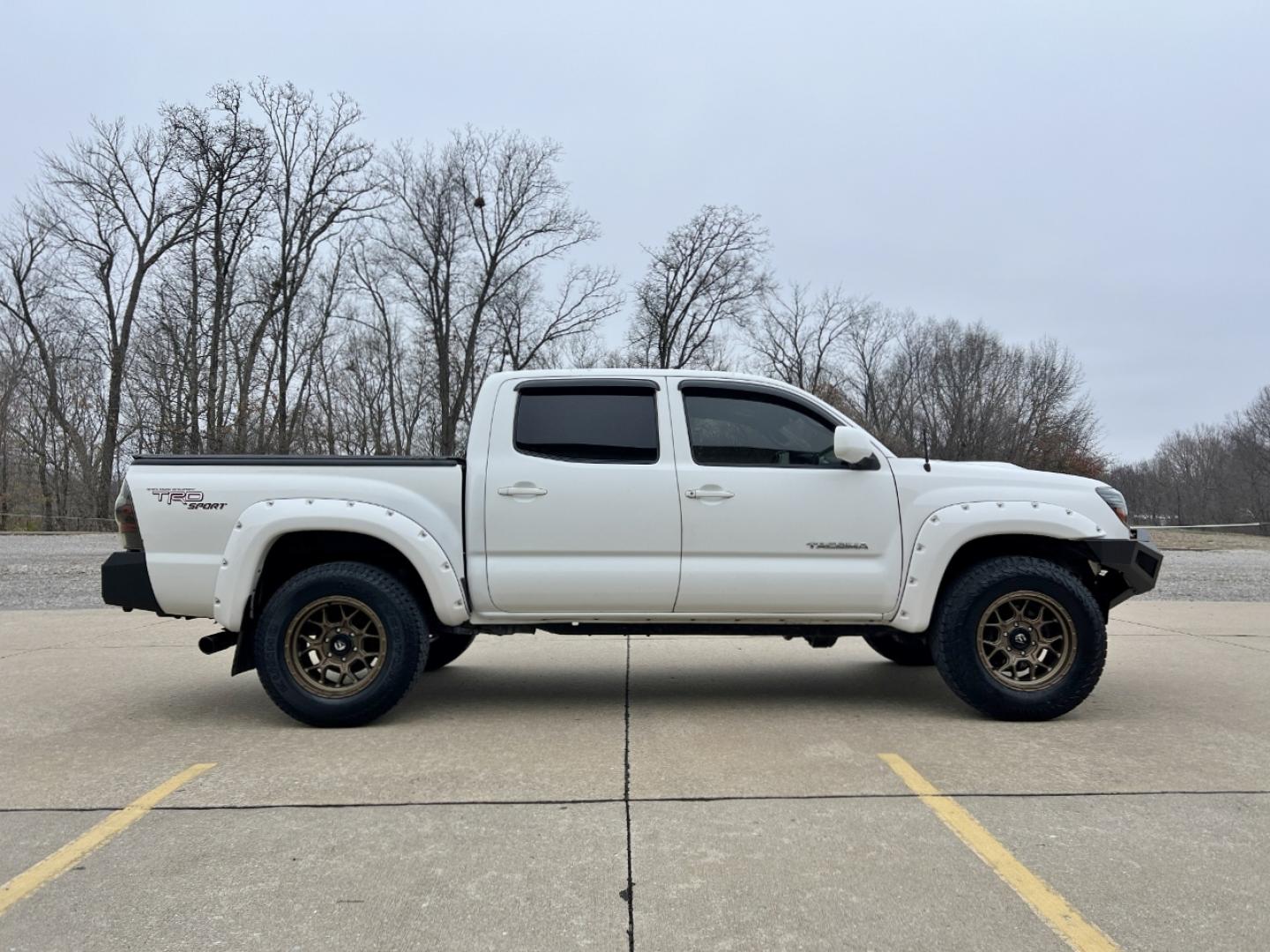 2006 WHITE /Gray Leather Toyota Tacoma TRD Sport Double Cab V6 4WD (5TELU42N96Z) with an 4.0L V6 engine, Automatic transmission, located at 2990 Old Orchard Rd., Jackson, MO, 63755, 37.354214, -89.612106 - 2006 Toyota Tacoma TRD Sport 207xxx miles 4x4 4.0L V6 Automatic Leather Backup Camera Bluetooth Cruise Power Windows/Locks/Mirrors We have financing available and we accept trades! Fill out a credit application on our website or come by today! If you have any questions, give us a call at - Photo#6