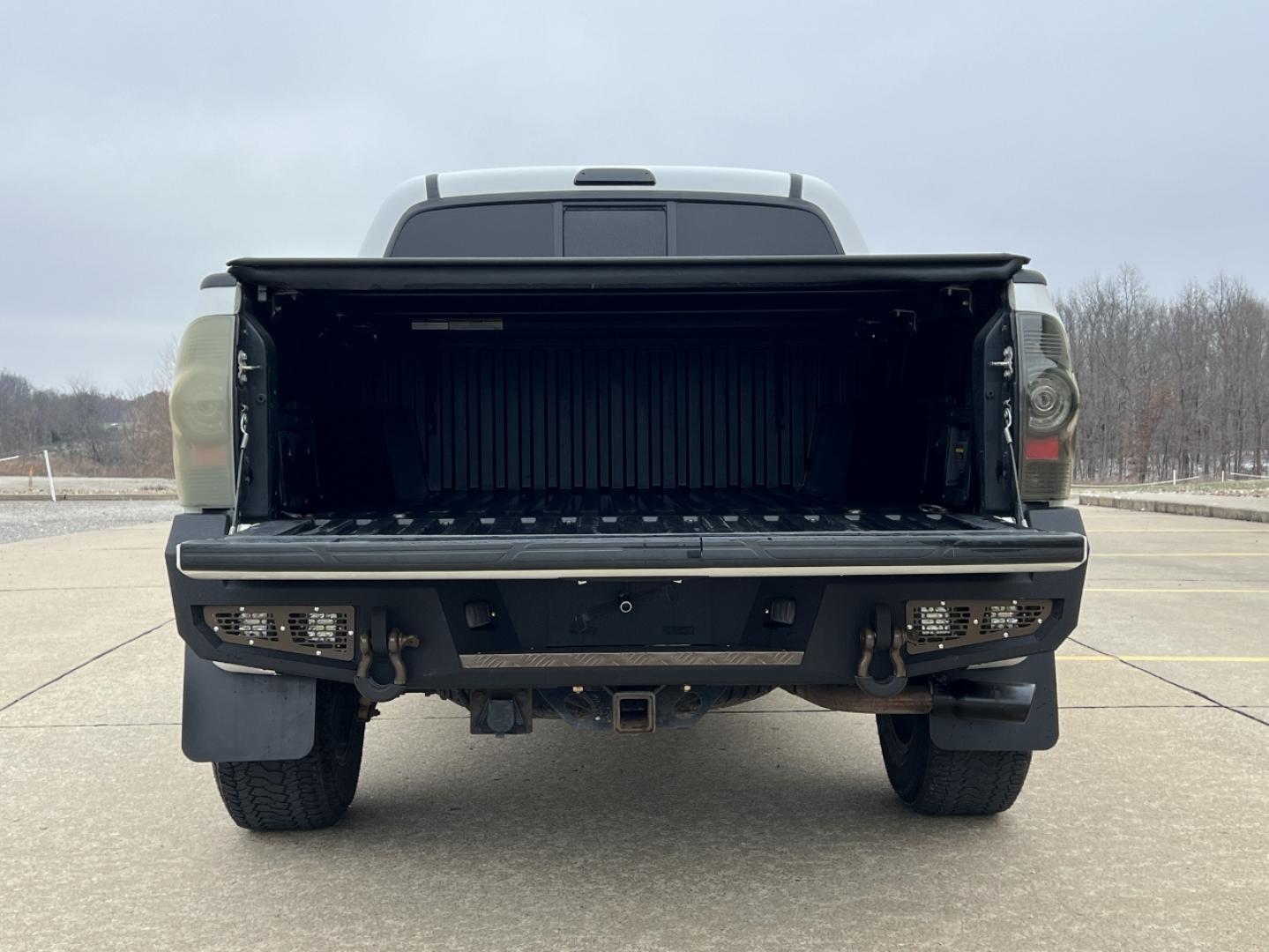 2006 WHITE /Gray Leather Toyota Tacoma TRD Sport Double Cab V6 4WD (5TELU42N96Z) with an 4.0L V6 engine, Automatic transmission, located at 2990 Old Orchard Rd., Jackson, MO, 63755, 37.354214, -89.612106 - 2006 Toyota Tacoma TRD Sport 207xxx miles 4x4 4.0L V6 Automatic Leather Backup Camera Bluetooth Cruise Power Windows/Locks/Mirrors We have financing available and we accept trades! Fill out a credit application on our website or come by today! If you have any questions, give us a call at - Photo#17