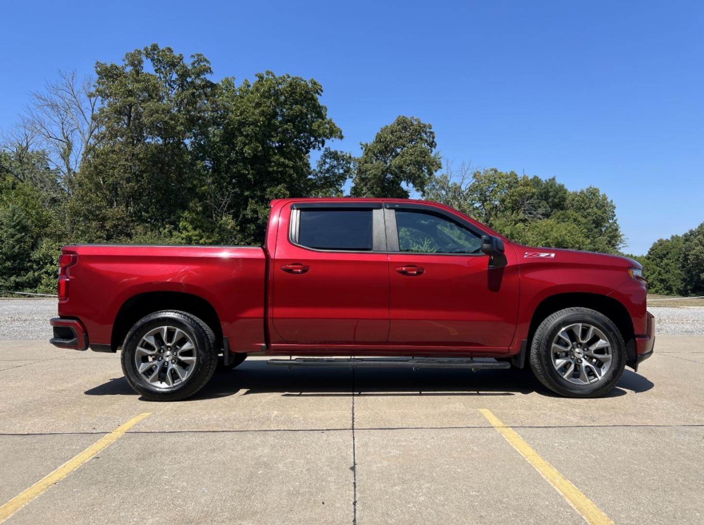2021 MAROON /Gray Leather Chevrolet Silverado 1500 RST Crew Cab 4WD (3GCUYEED7MG) with an 5.3L V8 engine, Automatic transmission, located at 506 S. Kingshighway, Cape Girardeau, MO, 63703, (573) 235-5000, 37.294991, -89.553635 - 2021 Chevrolet Silverado 1500 RST 75xxx miles 4x4 5.3L V8 Automatic Leather Backup Camera Power Driver Seat Heated Seats Heated Steering Wheel Bluetooth Remote Start Cruise Power Windows/Locks/Mirrors We have financing available and we accept trades! Fill out a credit application on ou - Photo#9