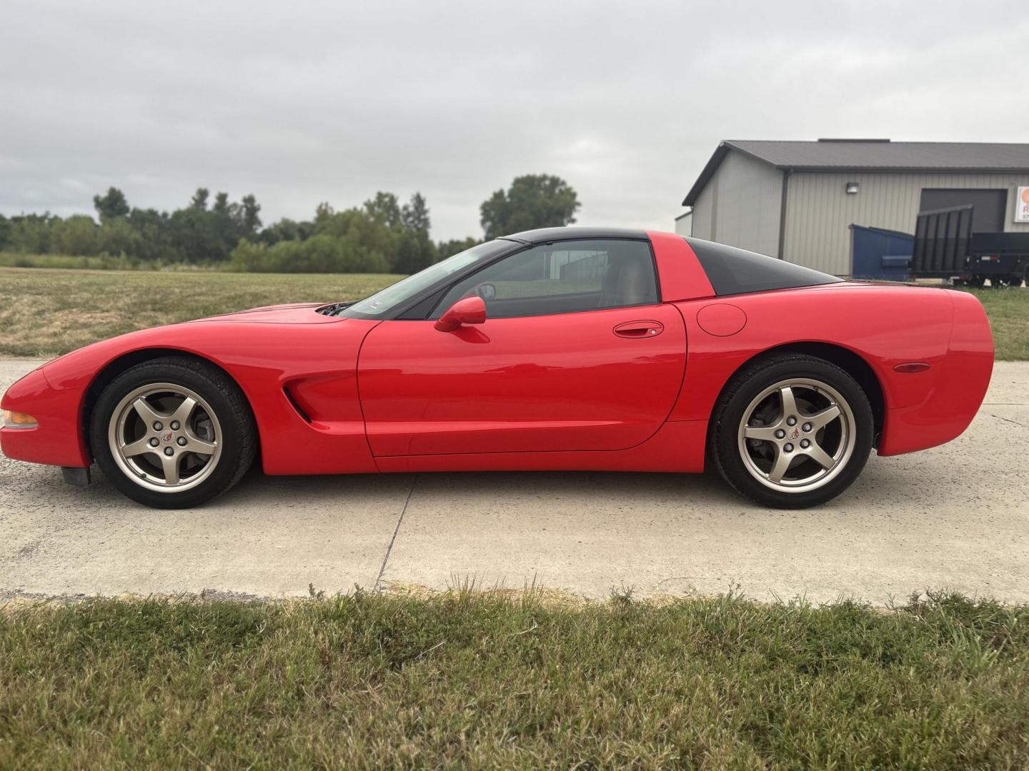 2000 TORCH RED /Tan Chevrolet Corvette Coupe (1G1YY22G3Y5) with an 5.7L V8 OHV 16V engine, Automatic transmission, located at 506 S. Kingshighway, Cape Girardeau, MO, 63703, (573) 235-5000, 37.294991, -89.553635 - 2000 Chevrolet Corvette 26xxx Miles Rear Wheel Drive 5.7L V8 LS1 Automatic Leather Selective Real-Time Damping Magnesium Wheels Targa Top Heads Up Display Bose Audio 6 Speaker System With CD Power/Heated Mirrors Power 6 Way Driver/Passenger Seats Power Locks/Windows Telescoping Steeri - Photo#5